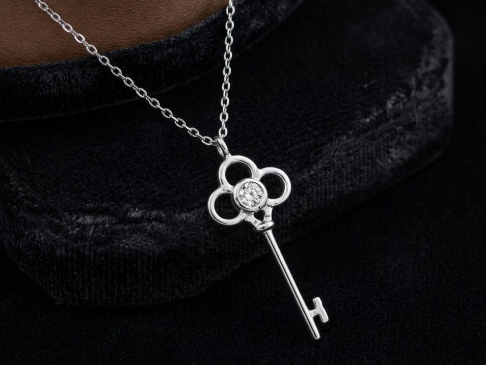 COLLAR CON COLGANTE EN FORMA DE LLAVE Y CABEZA DE FLOR PLATA 925 MOISSANITA. 1.69 gr.