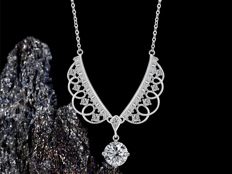 COLLAR CON COLGANTE EN FORMA DE TIARA PLATA 925 MOISSADITA. 3.21 gr.