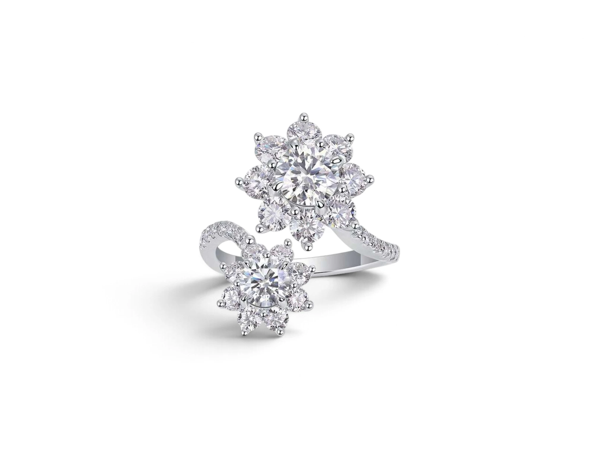 ANILLO CON DISEÑO ABIERTO EN FORMA DE 2 FLORES PLATA 925 MOISSANITA. 4.21 gr.