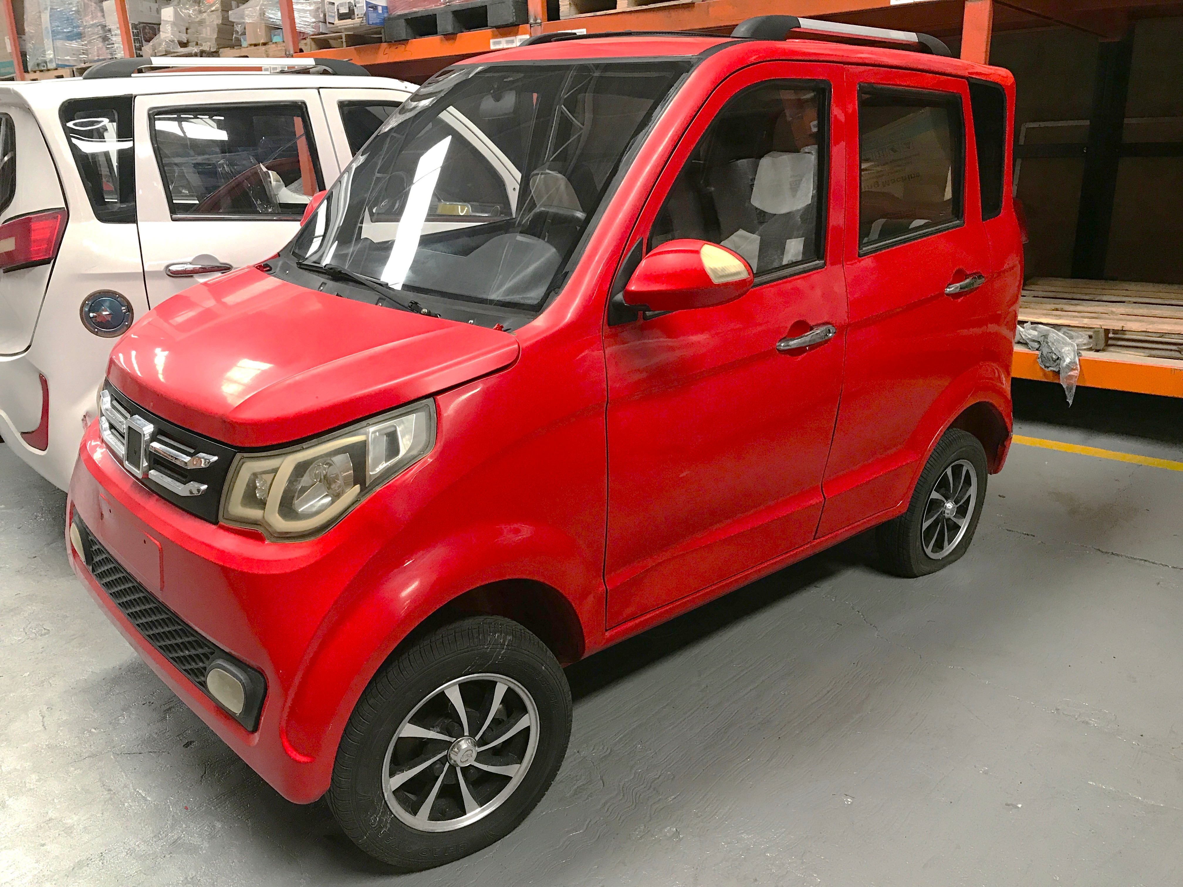 CARRO ELÉCTRICO ROJO.