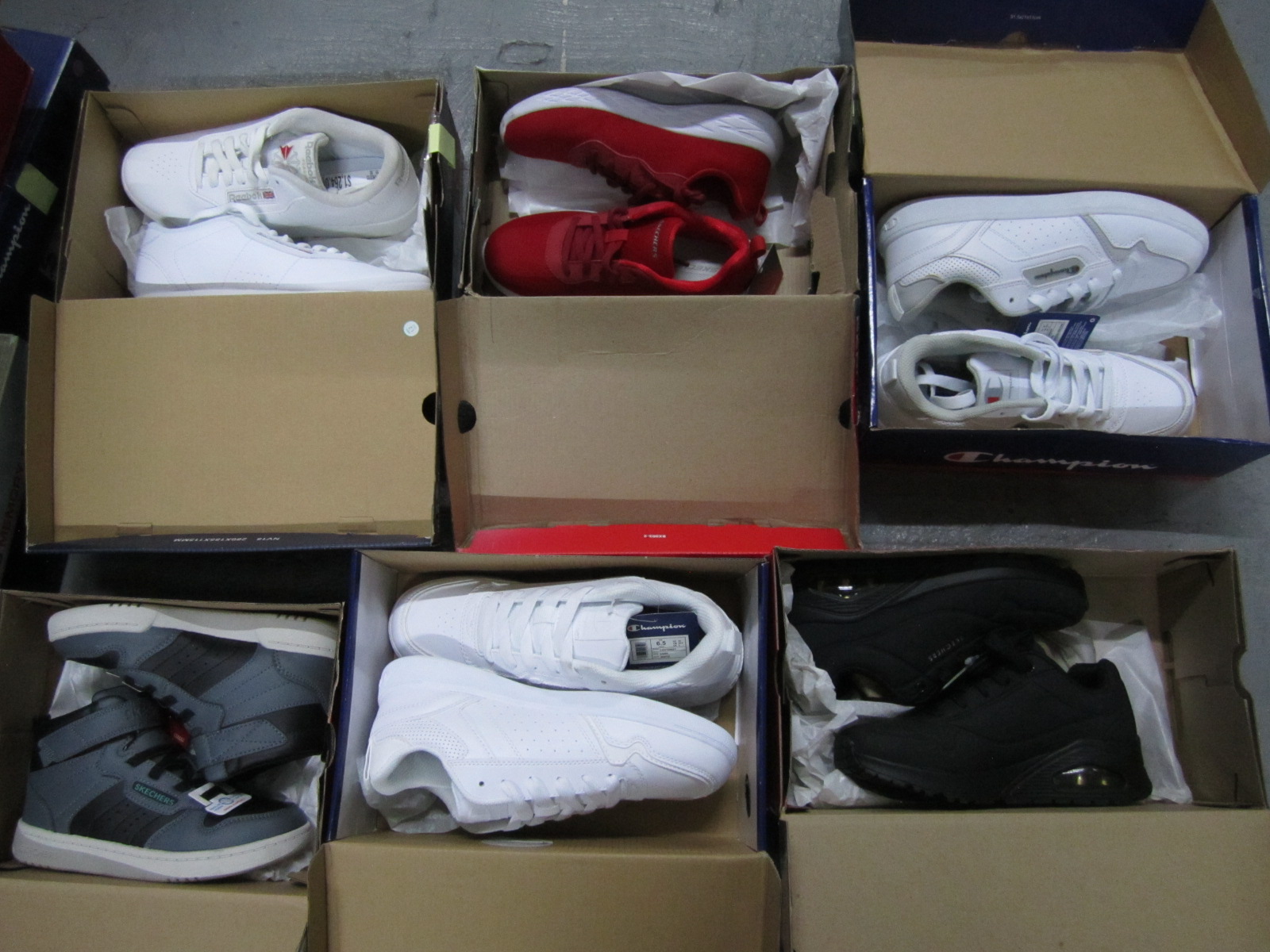 15 PARES APROX DE TENIS DIVERSOS Image 1