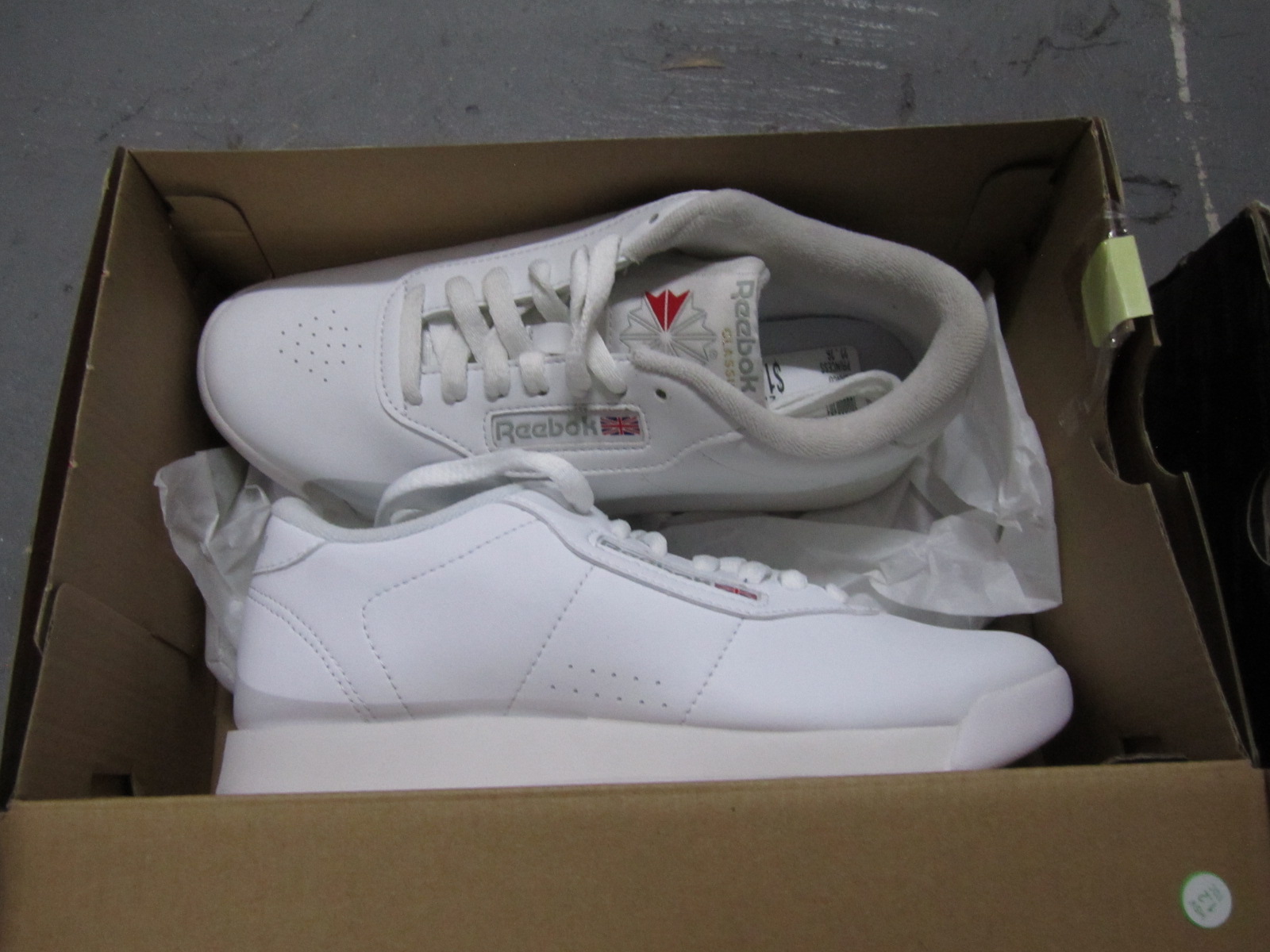 15 PARES APROX DE TENIS DIVERSOS Image 2