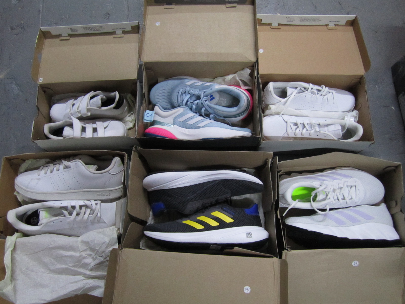 16 PARES APROX DE TENIS DIVERSOS Image 1
