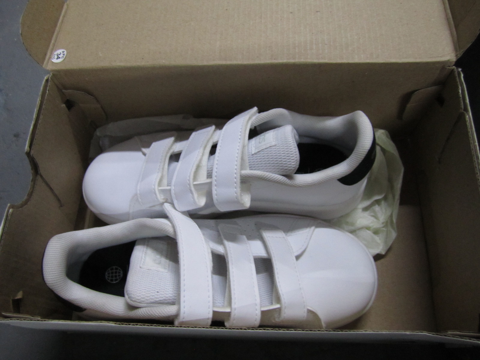 16 PARES APROX DE TENIS DIVERSOS Image 2