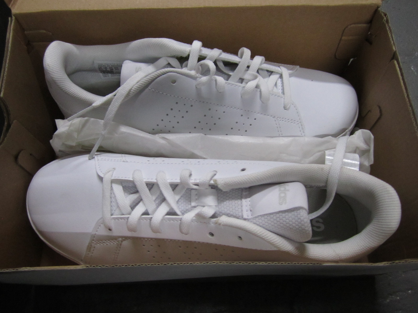 16 PARES APROX DE TENIS DIVERSOS Image 4