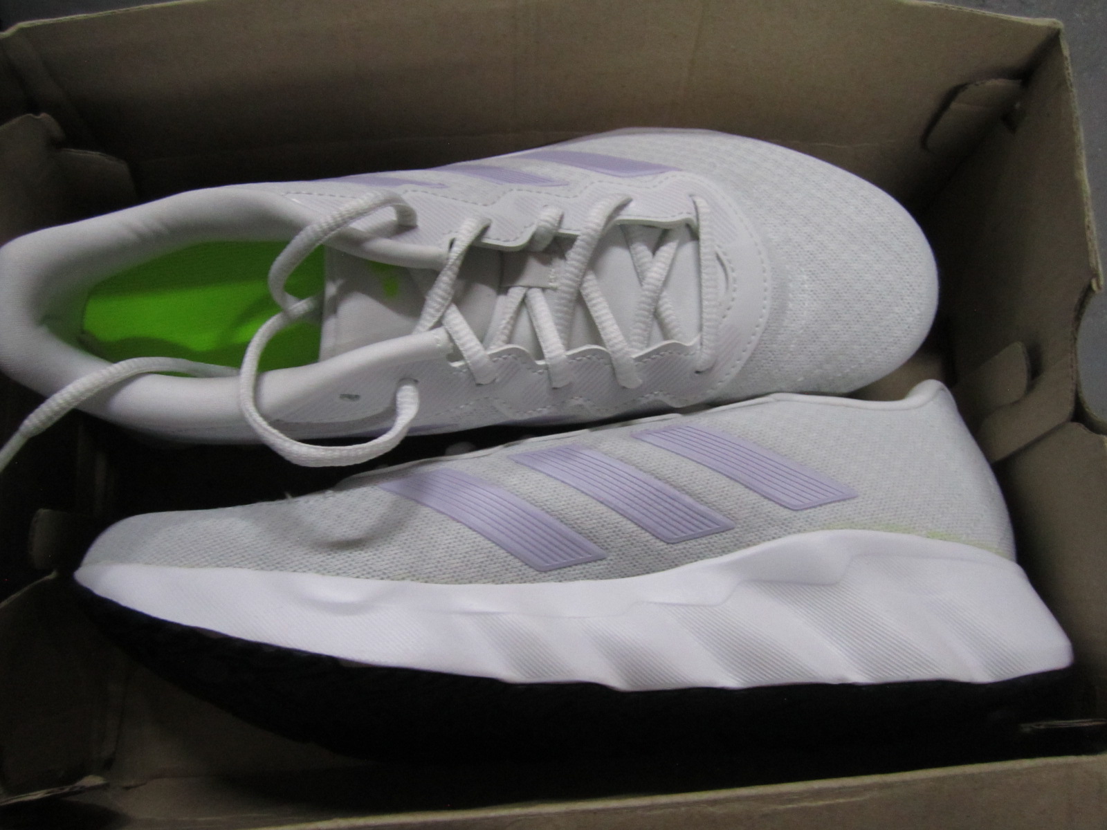 16 PARES APROX DE TENIS DIVERSOS Image 5