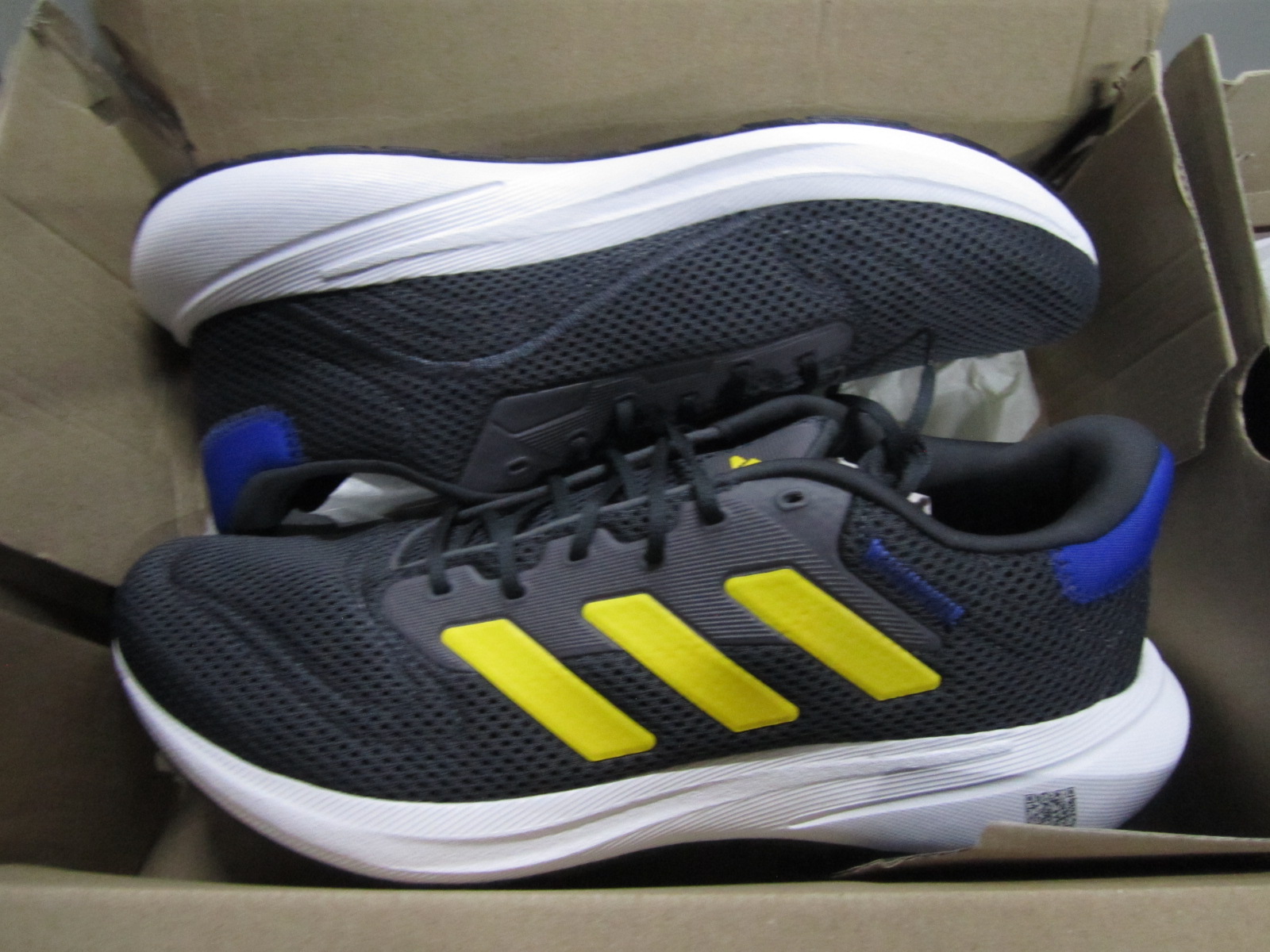 16 PARES APROX DE TENIS DIVERSOS Image 6