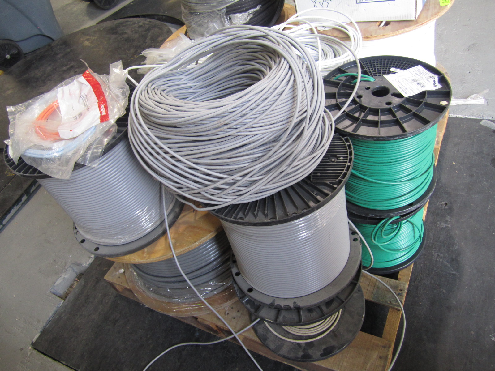 CABLES Y BOBINAS DE FIBRA OPTICA, ETHERNET, CIRCUITO CERRADO Y COBRE — imagen 7