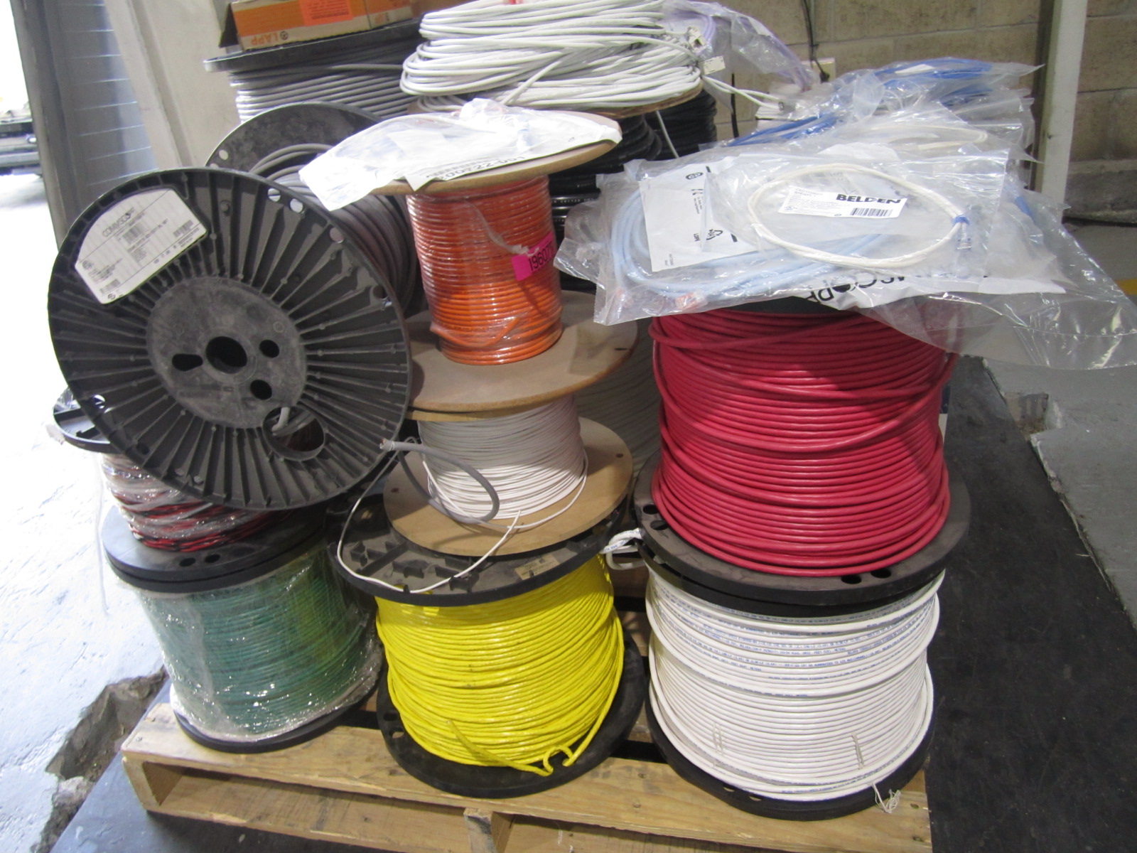 CABLES Y BOBINAS DE FIBRA OPTICA, ETHERNET, CIRCUITO CERRADO Y COBRE — imagen 7