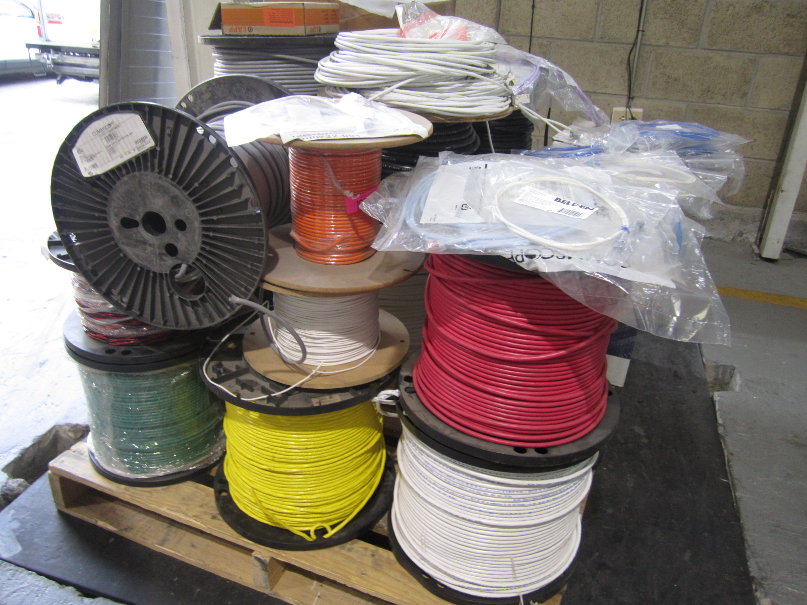 CABLES Y BOBINAS DE FIBRA OPTICA, ETHERNET, CIRCUITO CERRADO Y COBRE — imagen 10