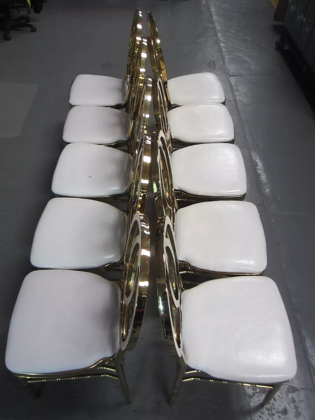 85 PZAS APROX DE SILLAS TIFFANY EN METAL DORADO
