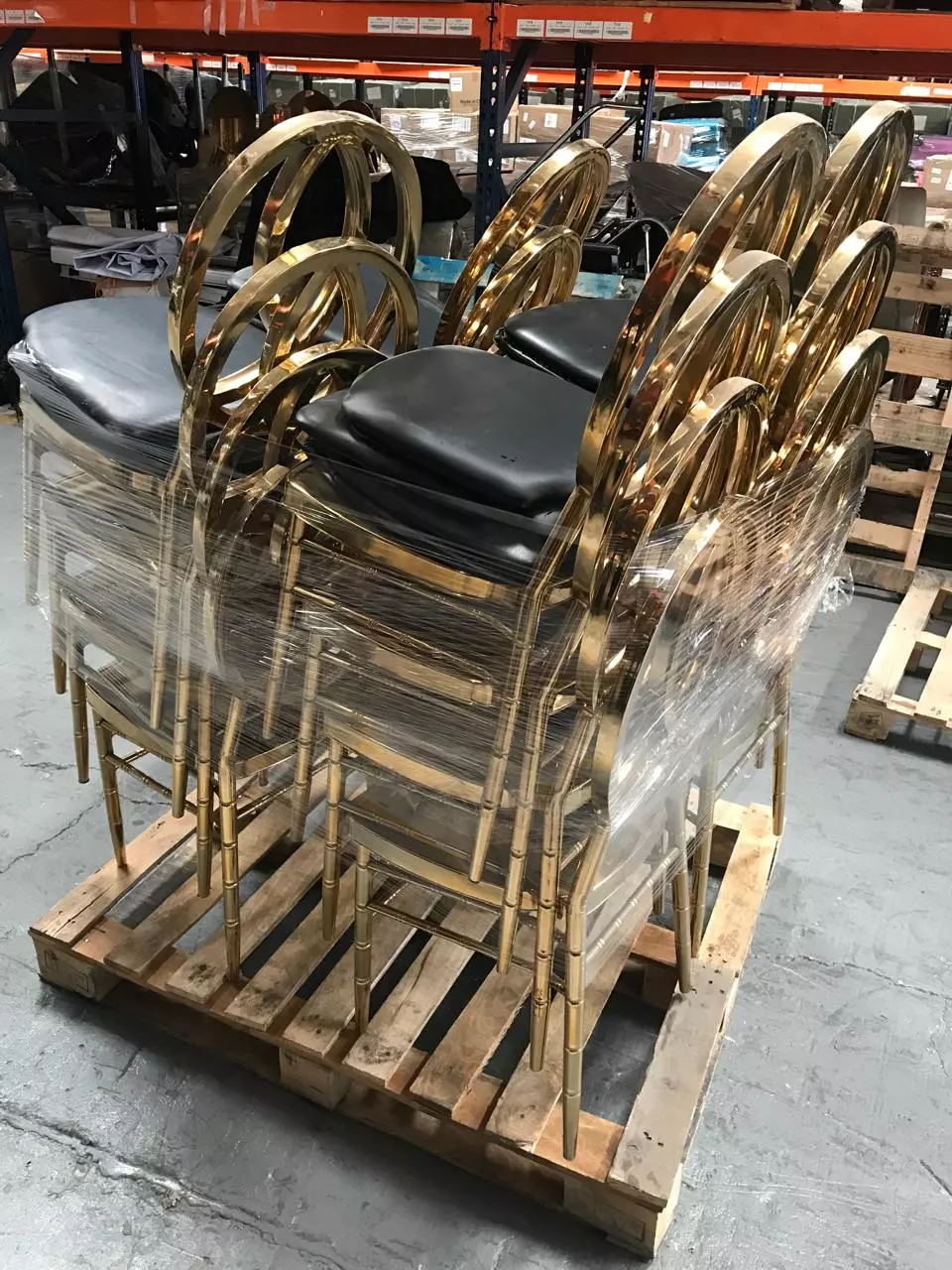 85 PZAS APROX DE SILLAS TIFFANY EN METAL DORADO — imagen 9