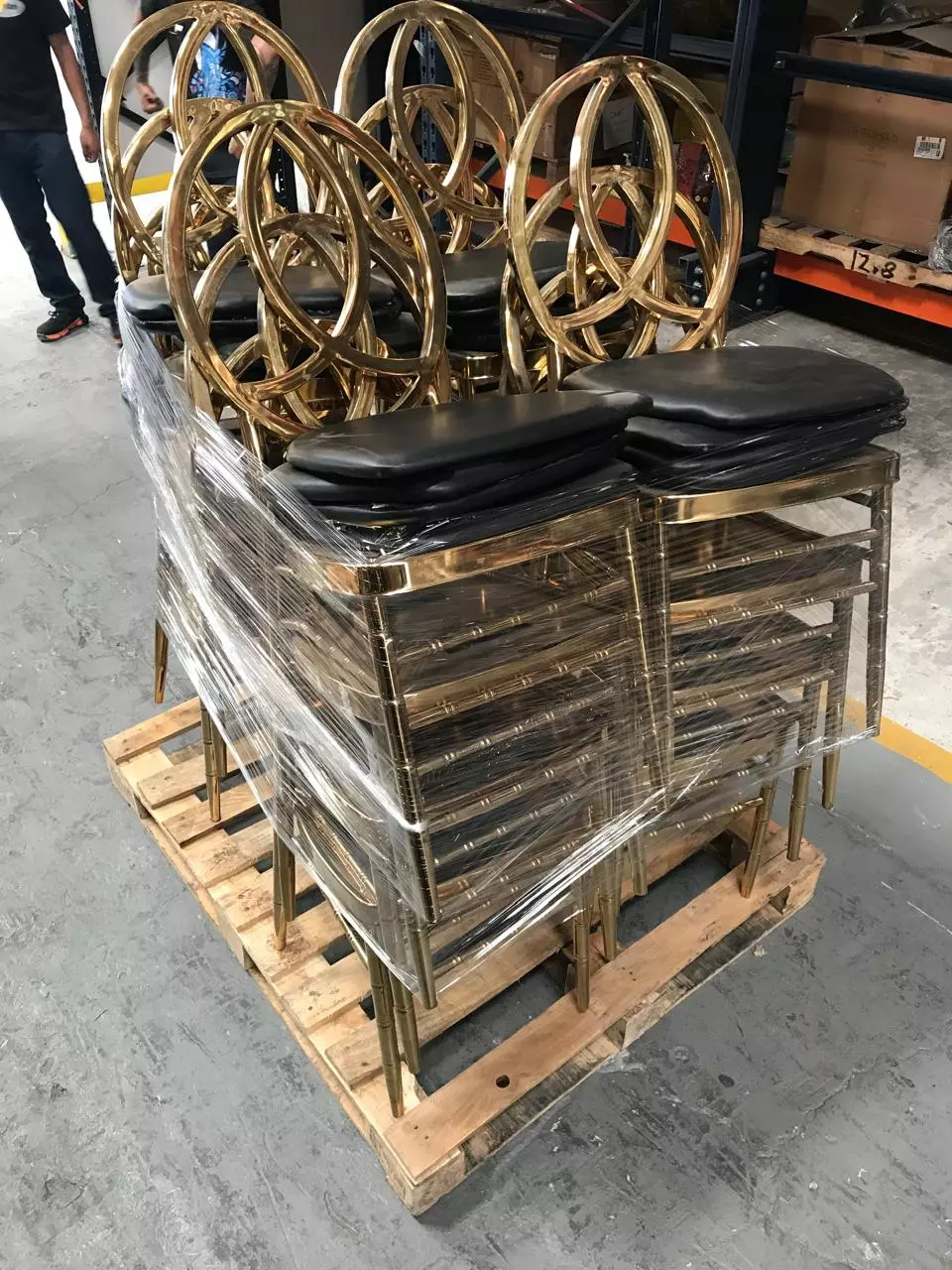 85 PZAS APROX DE SILLAS TIFFANY EN METAL DORADO — imagen 10