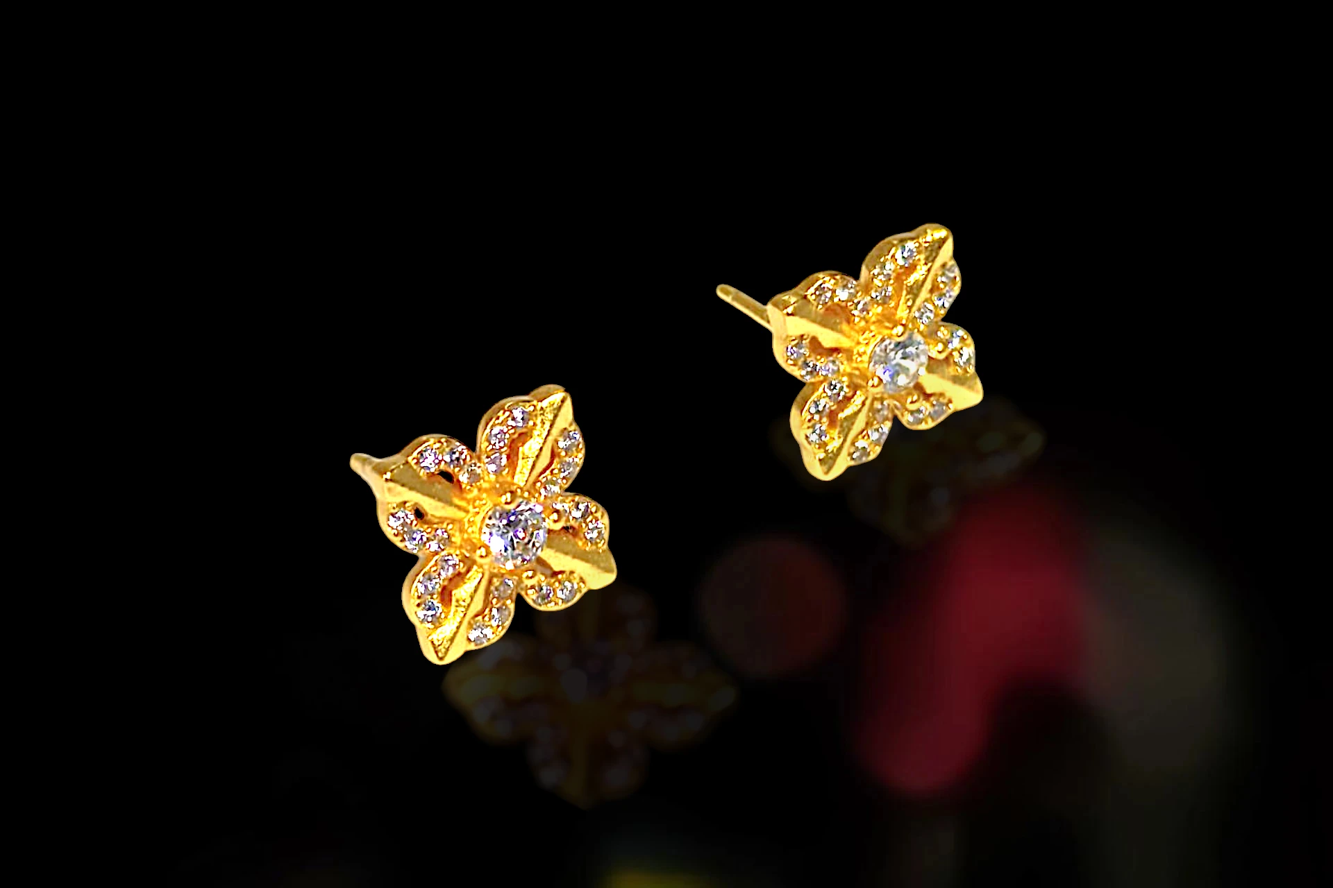 COLLAR DORADO CON  DIJE FLORAL Y CRISTALES BRILLANTES - PENDIENTES CON DISEÑO FLORAL, JOYERIA FINA DE BISUTERÍA DE ALTA RESISTENCIA Y DURABILIDAD Image 1