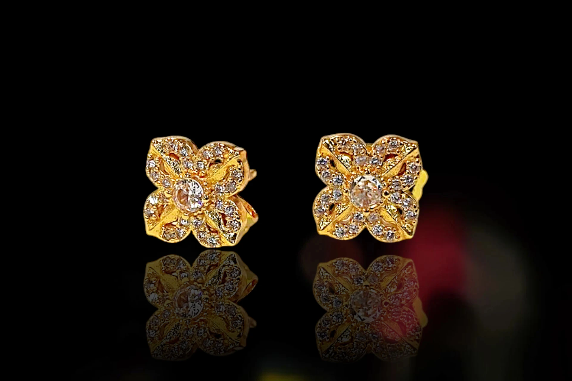 COLLAR DORADO CON DIJES DE MARIPOSAS -PENDIENTES DE BROQUEL CON DISEÑO FLORAL JOYERIA FINA DE BISUTERÍA DE ALTA RESISTENCIA Y DURABILIDAD. Image 1