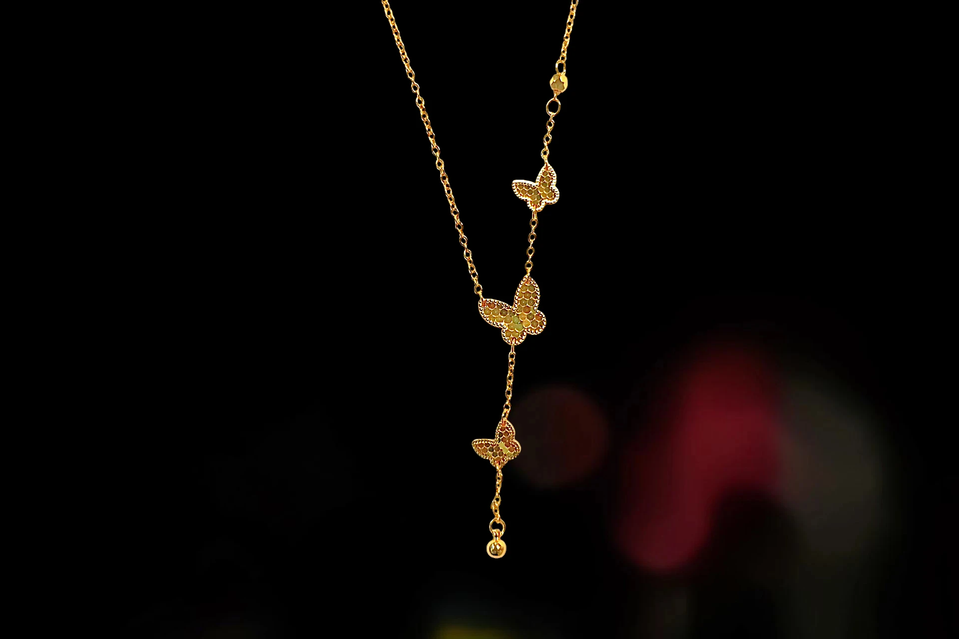 COLLAR DORADO CON DIJES DE MARIPOSAS -PENDIENTES DE BROQUEL CON DISEÑO FLORAL JOYERIA FINA DE BISUTERÍA DE ALTA RESISTENCIA Y DURABILIDAD. Image 2
