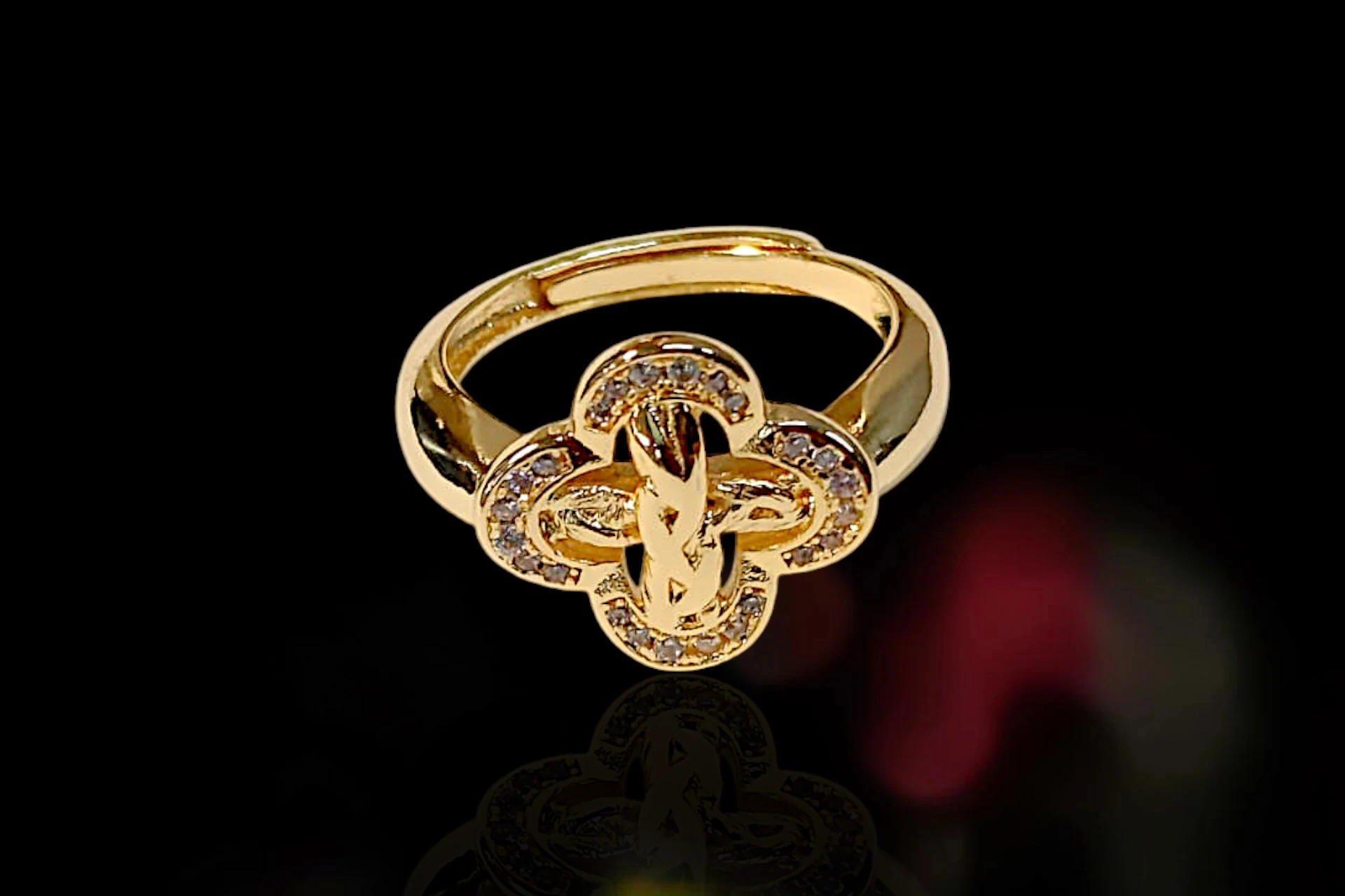 COLLAR DORADO CON DIJE DE FLOR - ANILLO CON  CUATRO BUCLES JOYERIA FINA DE BISUTERÍA DE ALTA RESISTENCIA Y DURABILIDAD. Image 1