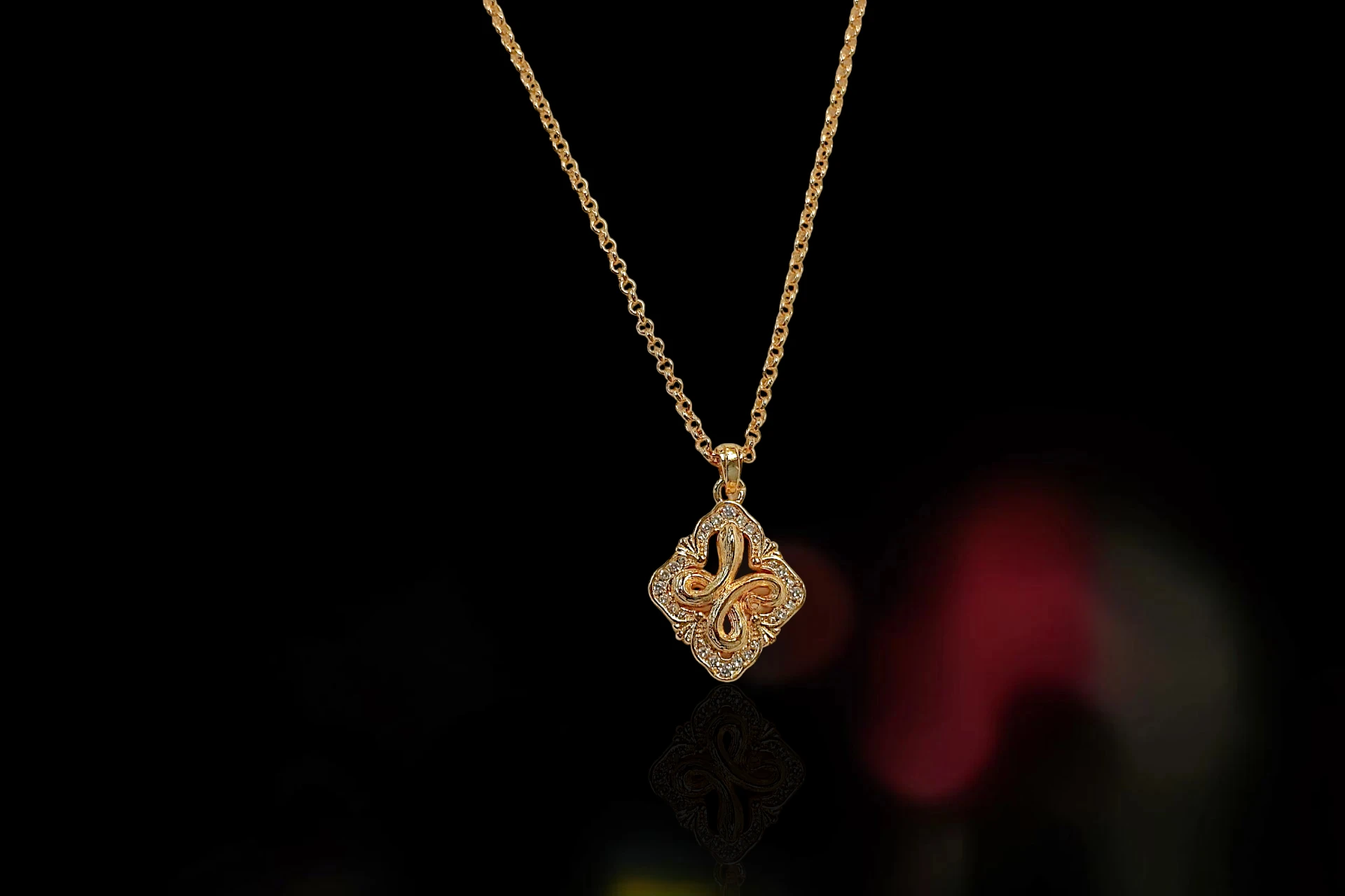 COLLAR DORADO CON DIJE DE FLOR - ANILLO CON  CUATRO BUCLES JOYERIA FINA DE BISUTERÍA DE ALTA RESISTENCIA Y DURABILIDAD. Image 2