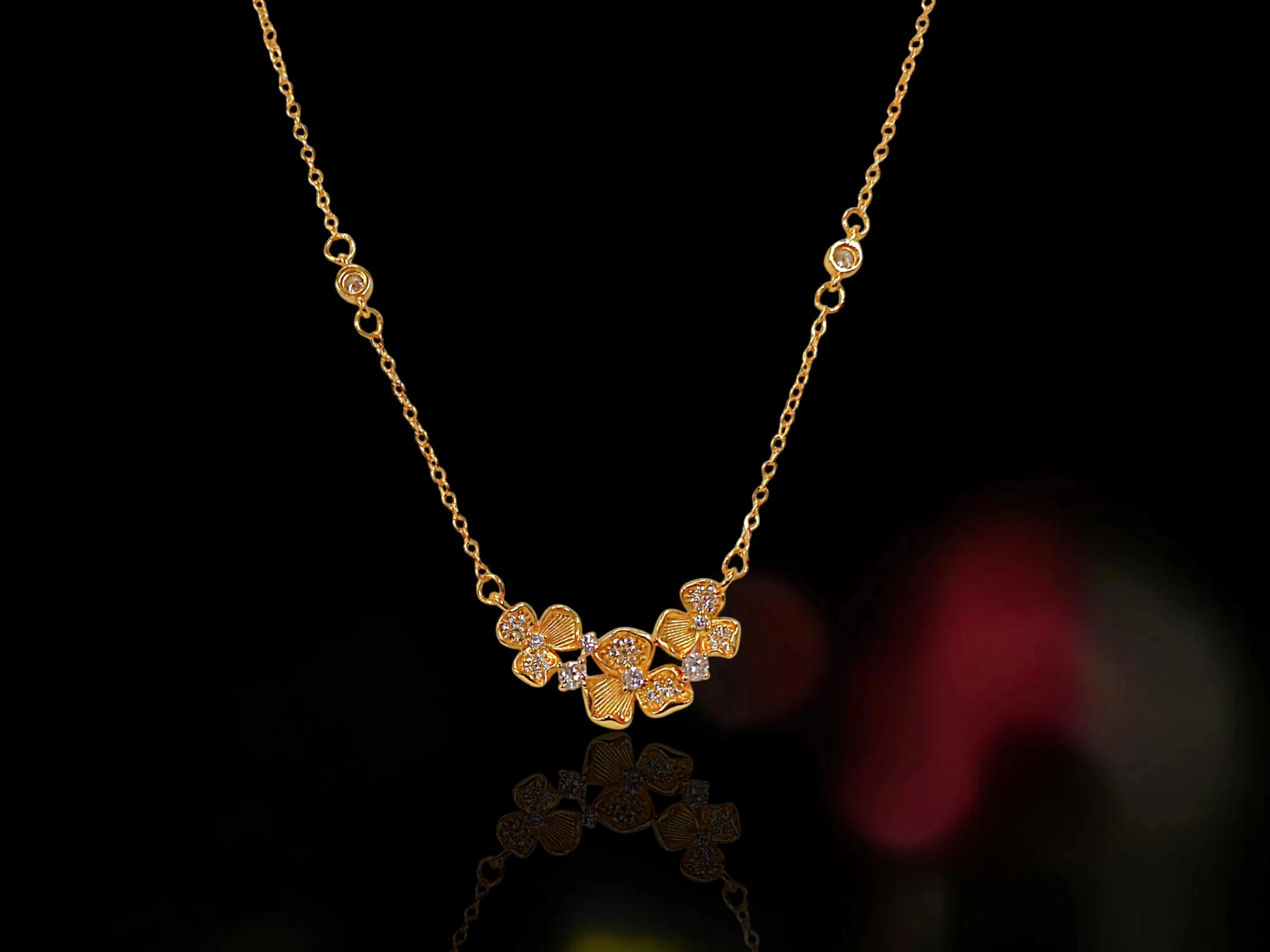 COLLAR DORADO CON  DIJE FLORAL Y CRISTALES BRILLANTES - PENDIENTES CON DISEÑO FLORAL, JOYERIA FINA DE BISUTERÍA DE ALTA RESISTENCIA Y DURABILIDAD Image 2