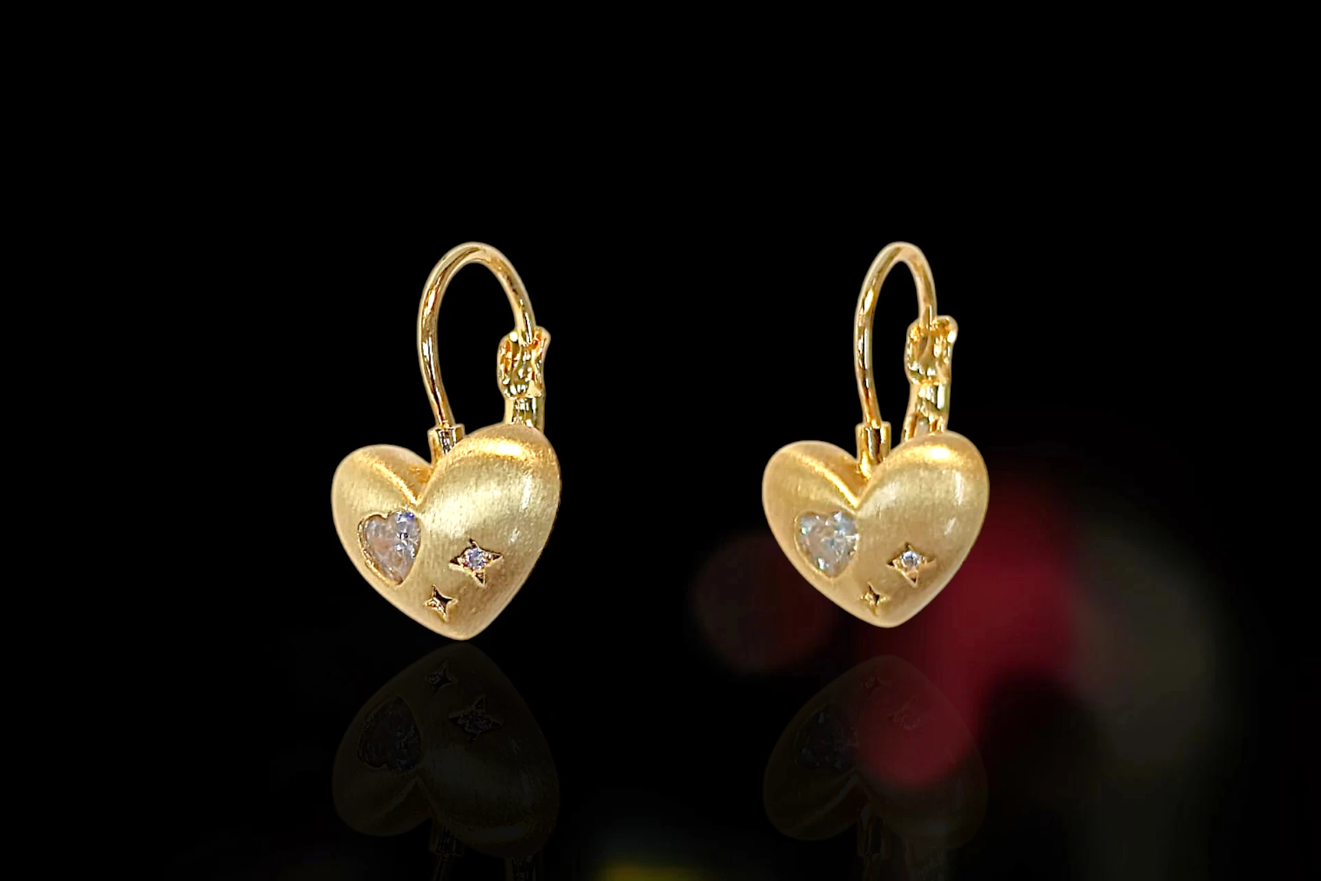 PULSERA COMPUESTA POR CUENTAS GRUESAS - PENDIENTES EN FORMA DE CORAZÓN, JOYERÍA FINA EN CHAPA DE ORO CON INCRUSTACIONES DE ZIRCONIAS. — imagen 3