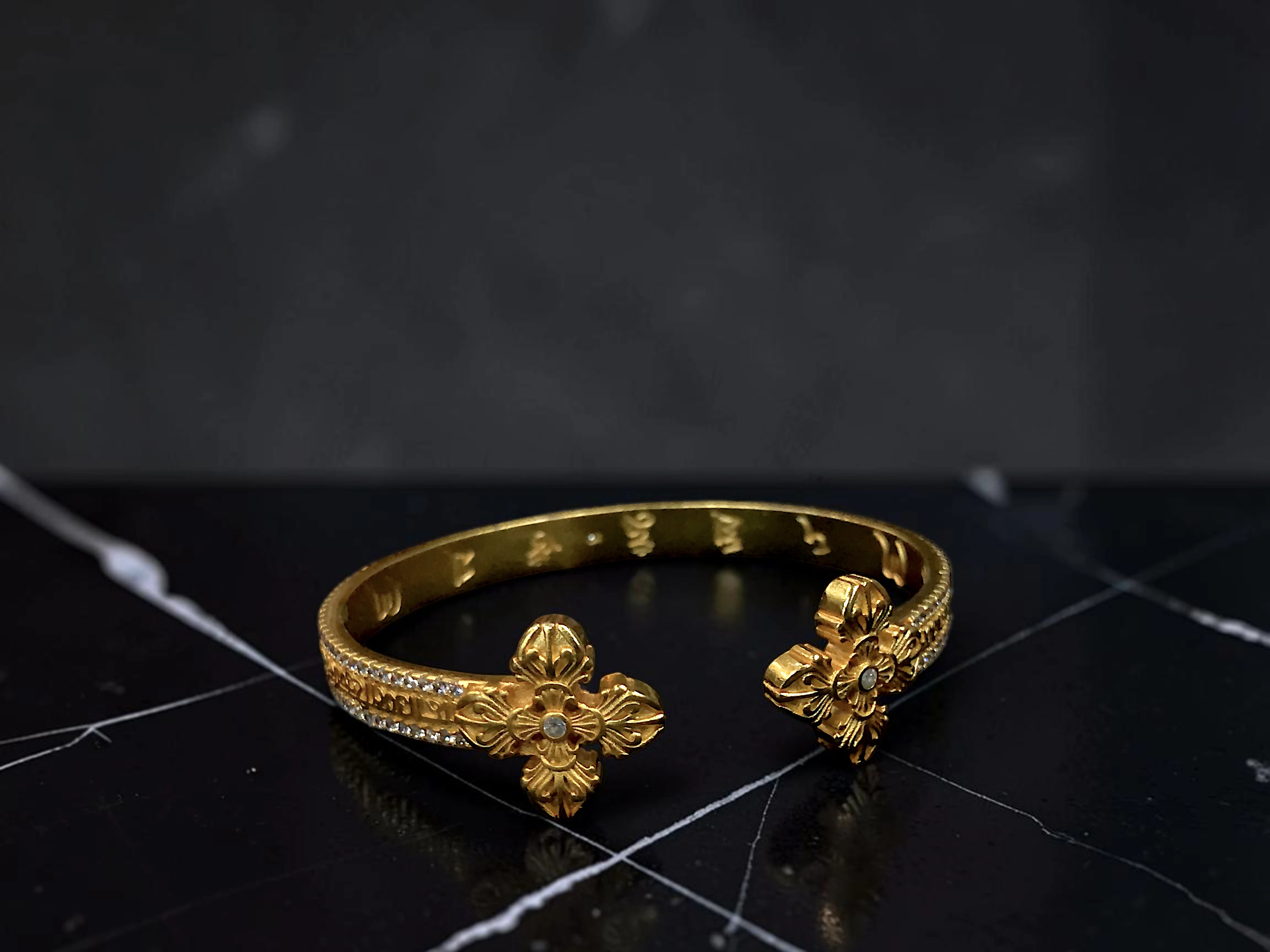 BRAZALETE DE ESTILO ABIERTO, JOYERÍA FINA DE BISUTERÍA DE ALTA RESISTENCIA Y DURABILIDAD. — imagen 7