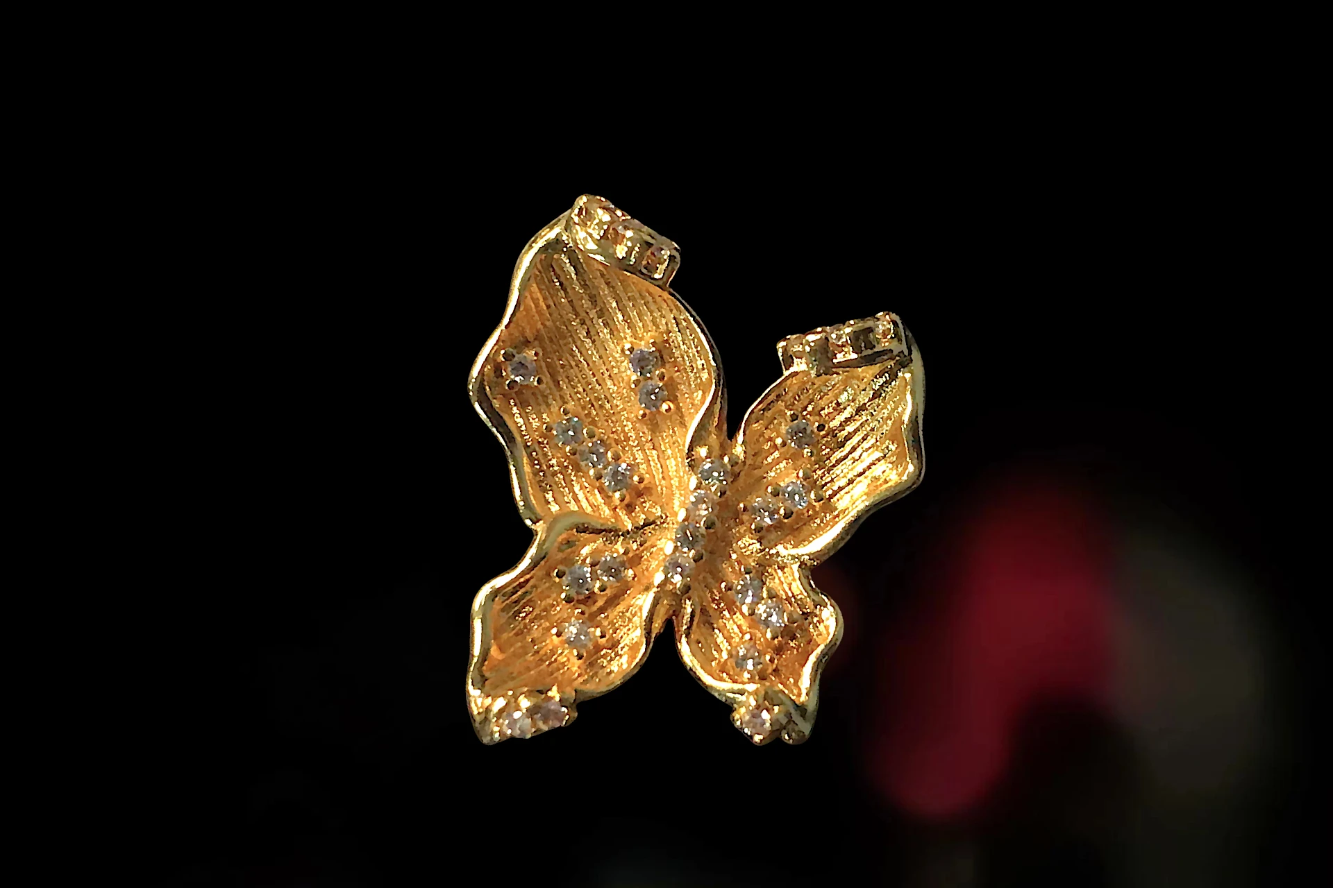 ANILLO CON FIGURA TRIDIMENSIONAL DE ALAS - PENDIENTES TIPO ARGOLLA - PULSERA DE ESLABONES, JOYERÍA FINA EN CHAPA DE ORO CON INCRUSTACIONES DE ZIRCONIAS. — imagen 10