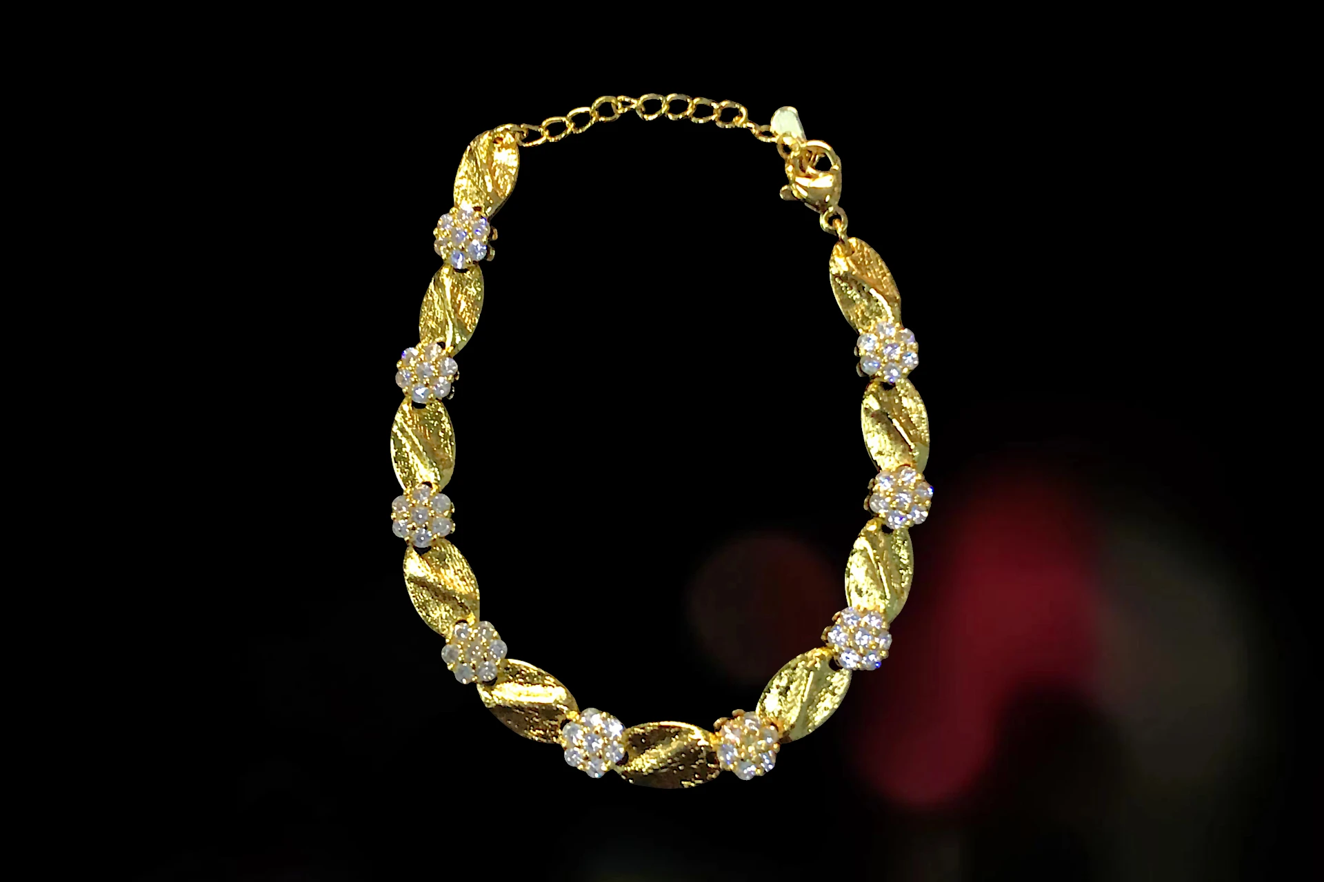 ANILLO CON FIGURA TRIDIMENSIONAL DE ALAS - PENDIENTES TIPO ARGOLLA - PULSERA DE ESLABONES,  JOYERÍA  FINA EN  CHAPA  DE ORO CON INCRUSTACIONES  DE ZIRCONIAS. — imagen 11
