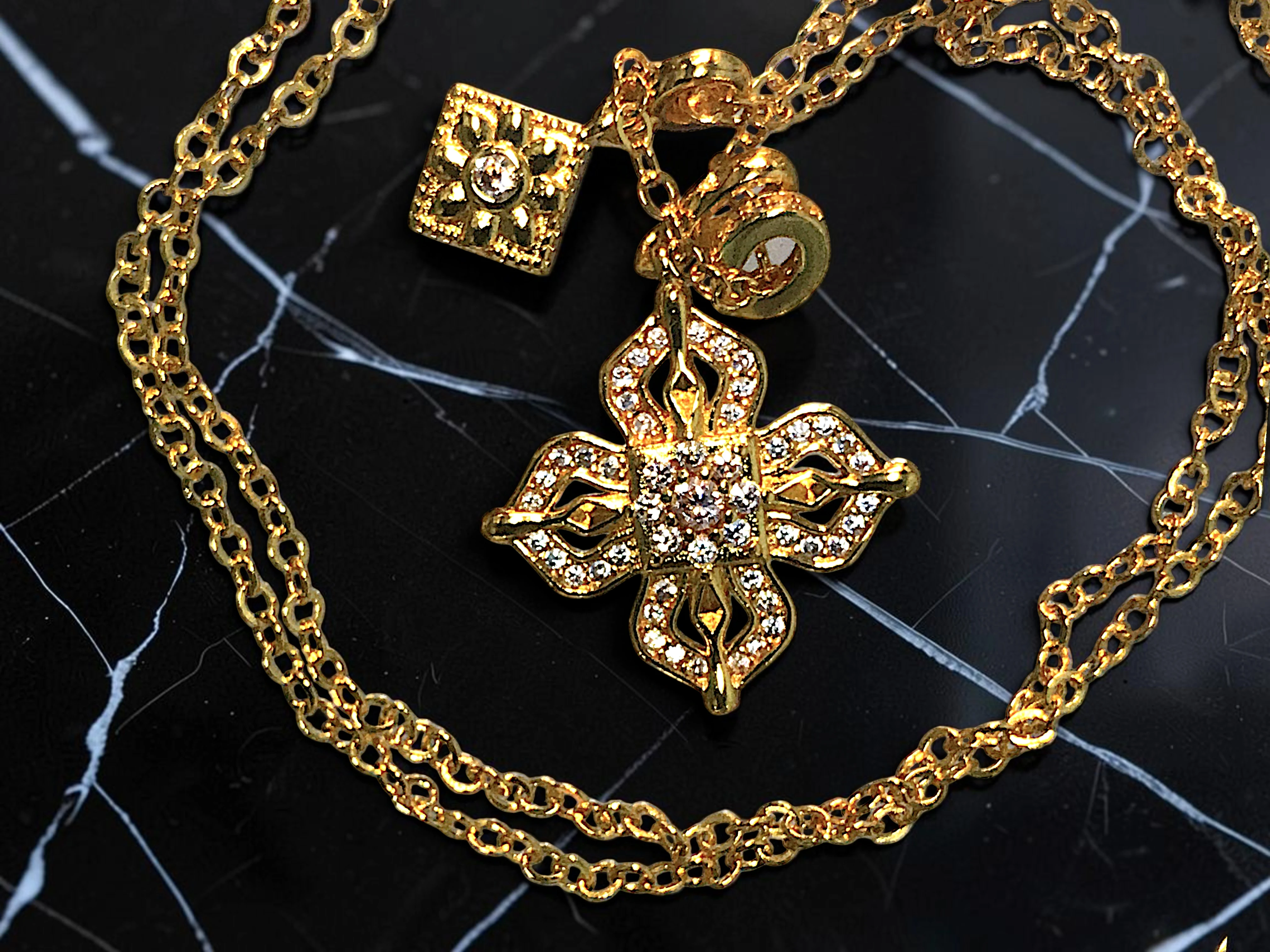 COLLAR CON DIJE CENTRAL EN FORMA DE FLOR, JOYERÍA FINA DE BISUTERÍA DE ALTA RESISTENCIA Y DURABILIDAD. — imagen 2