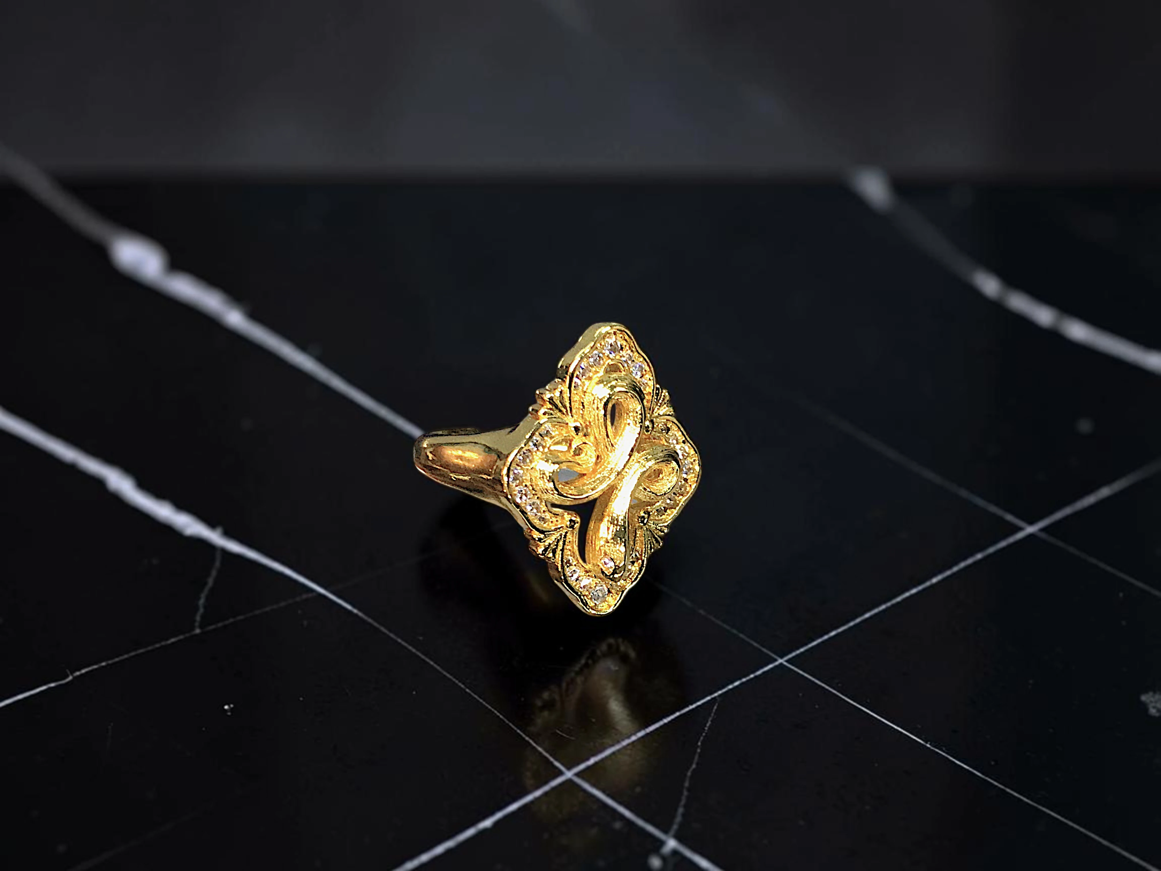 ANILLO ESTILO BARROCO, JOYERÍA FINA DE BISUTERÍA DE ALTA RESISTENCIA Y DURABILIDAD. — imagen 3