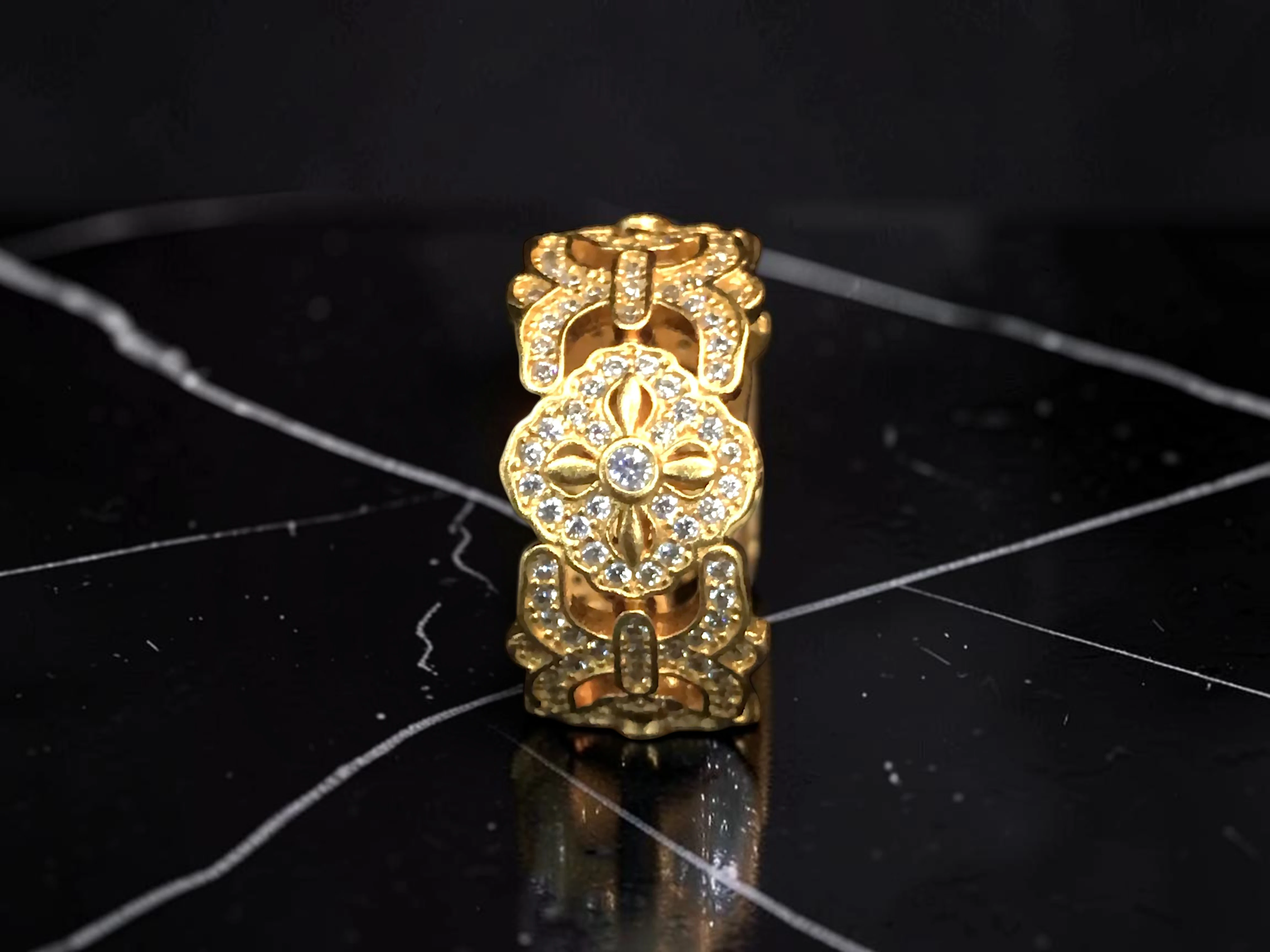 ANILLO DE BANDA ANCHA CON MOTIVOS FLORALES JOYERÍA FINA DE BISUTERÍA DE ALTA RESISTENCIA Y DURABILIDAD. — imagen 7
