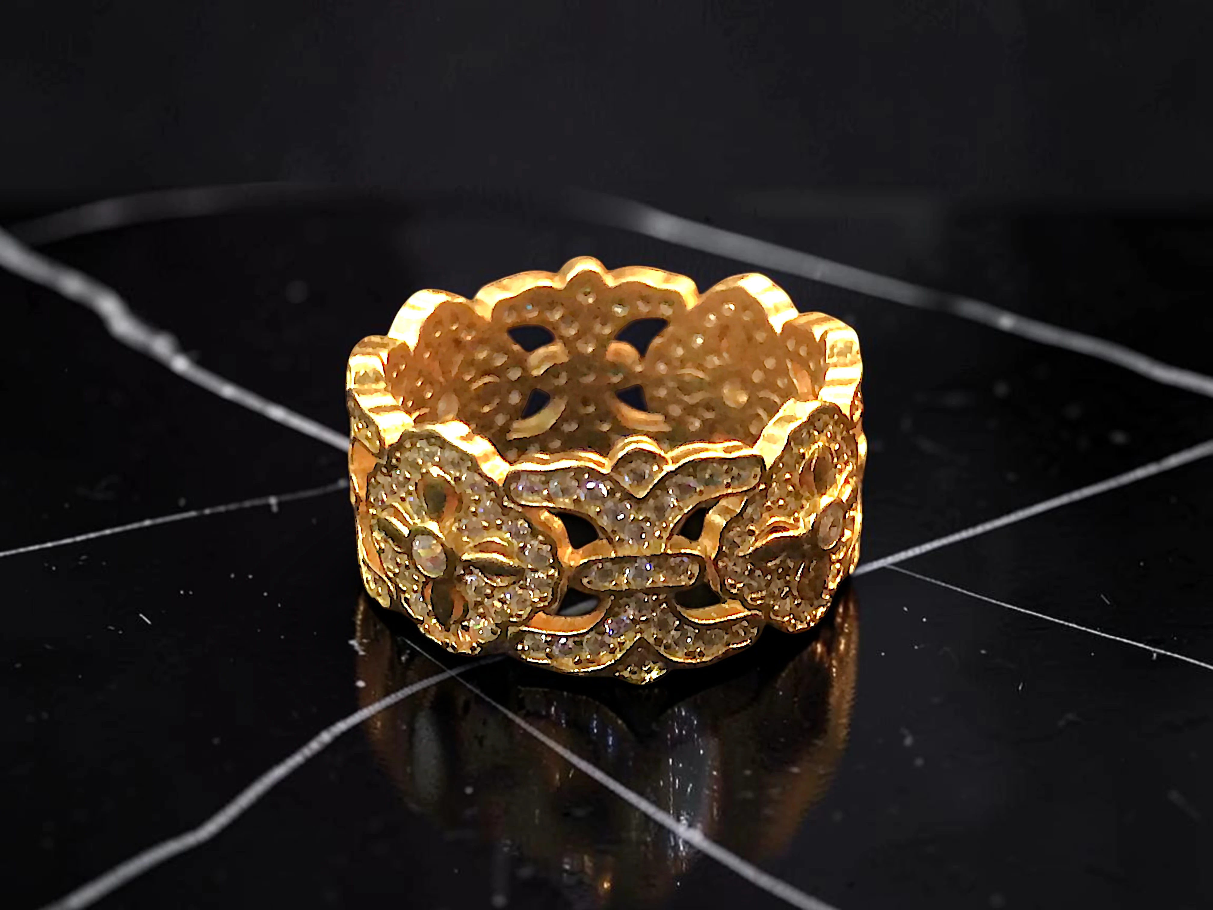 ANILLO DE BANDA ANCHA CON MOTIVOS FLORALES JOYERÍA FINA DE BISUTERÍA DE ALTA RESISTENCIA Y DURABILIDAD. — imagen 8