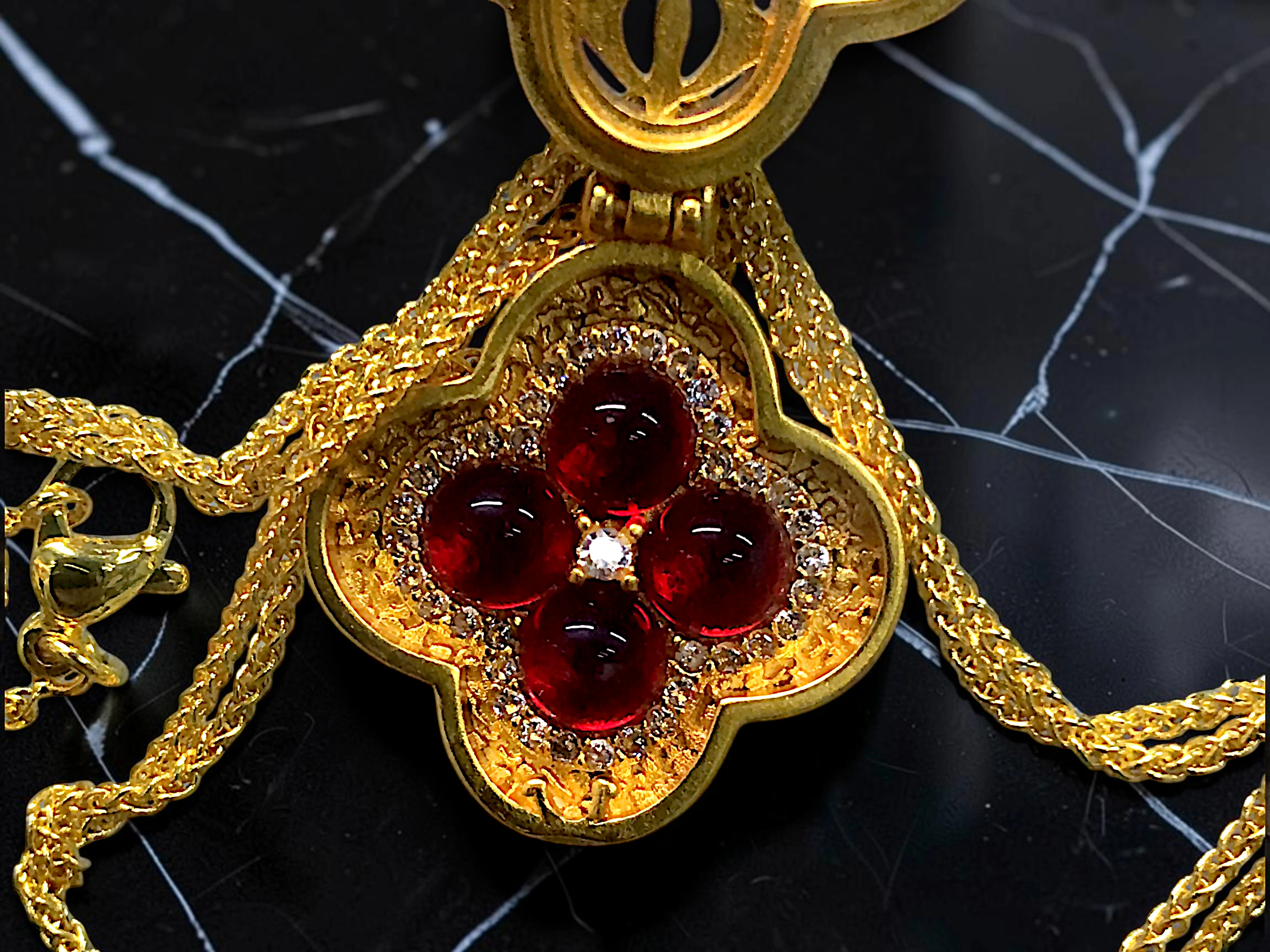 COLLAR CON MEDALLÓN ESTILO RELICARIO, JOYERÍA FINA DE BISUTERÍA DE ALTA RESISTENCIA Y DURABILIDAD. — imagen 3