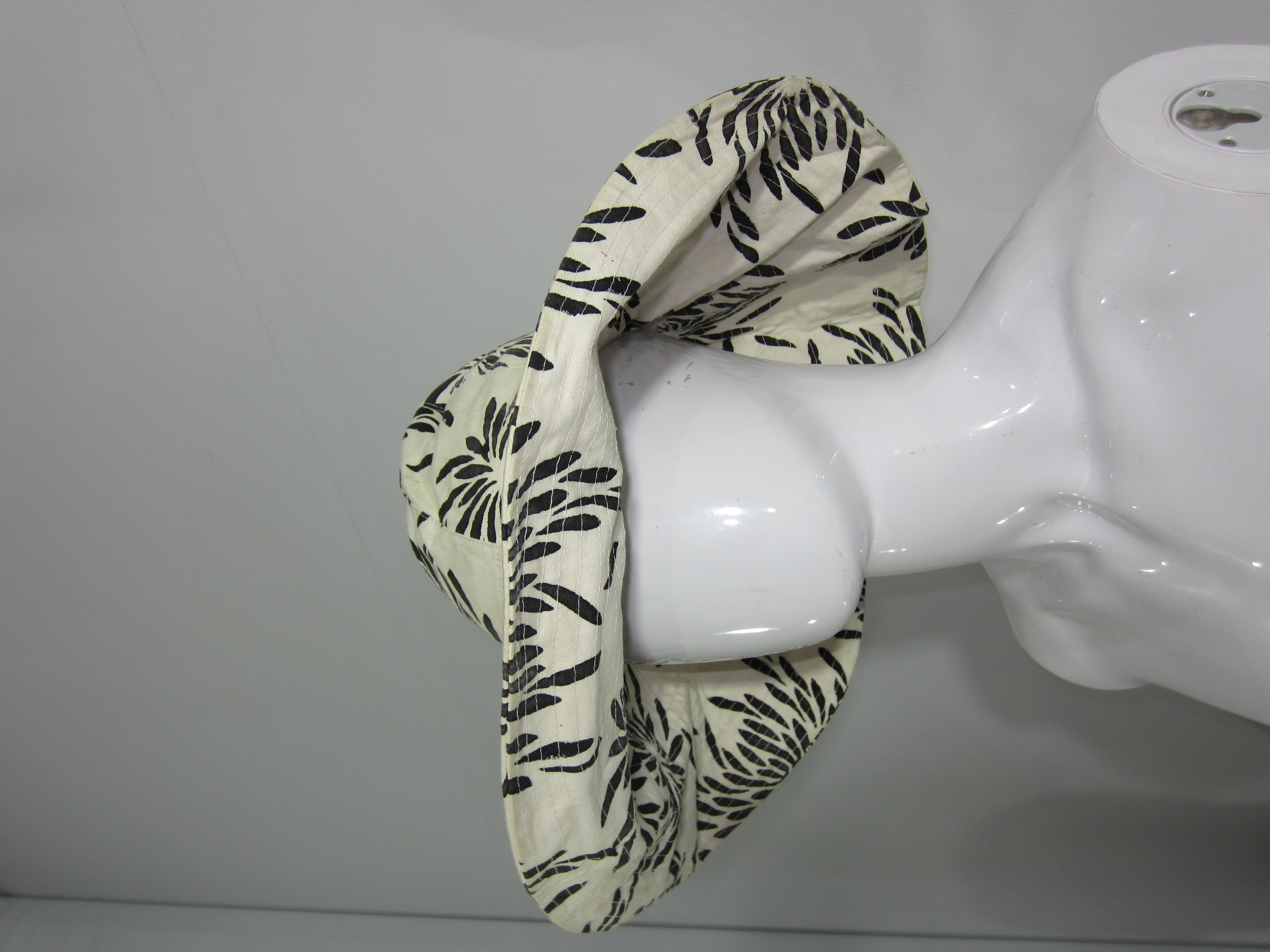 LOTE MIXTO DE ACCESORIOS: GORRAS, GORROS, SOMBREROS, BOINAS, TENIS Y PLAYERAS DEPORTIVAS