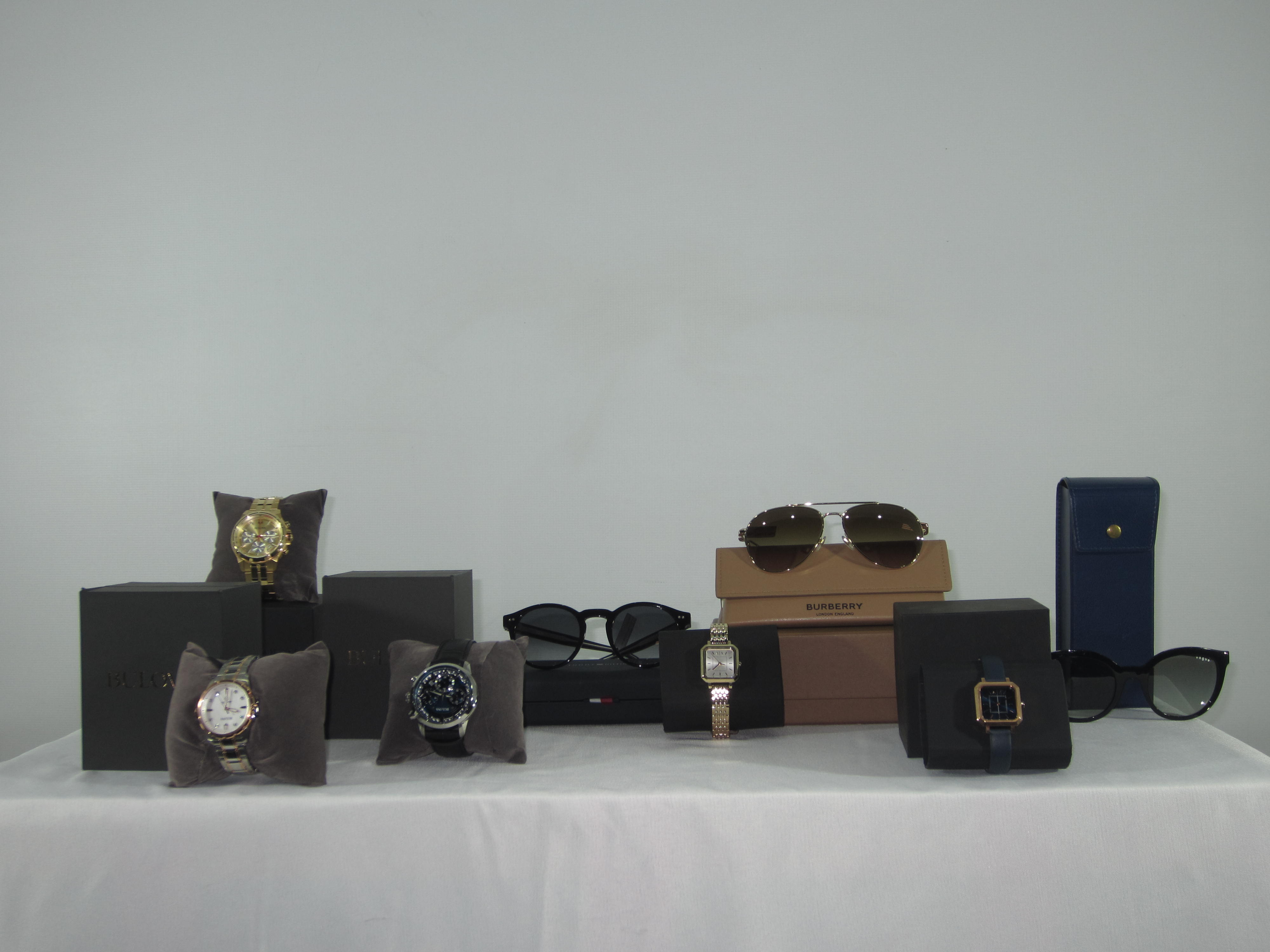 LOTE EXCLUSIVO DE RELOJES Y GAFAS DE MARCA RECONOCIDA