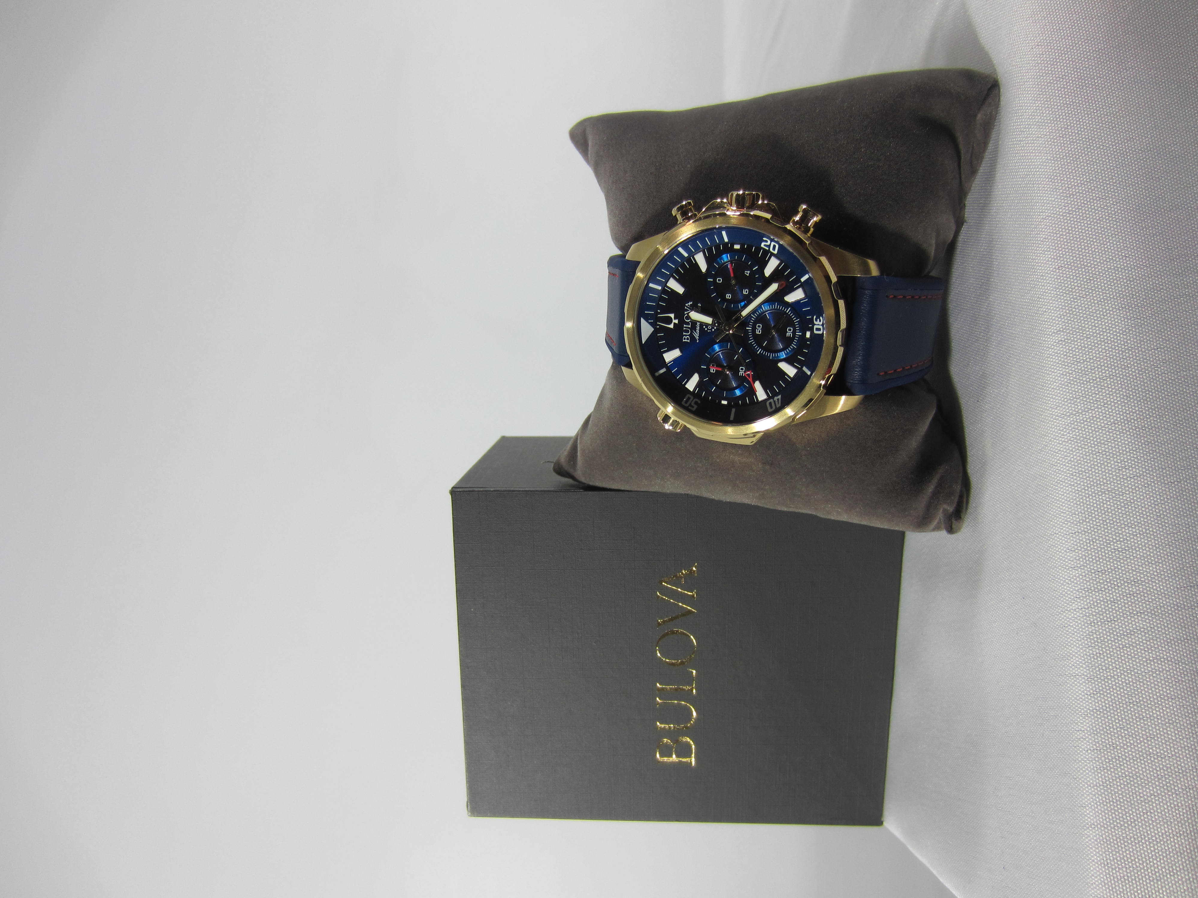 LOTE EXCLUSIVO DE RELOJES Y GAFAS DE MARCA RECONOCIDA