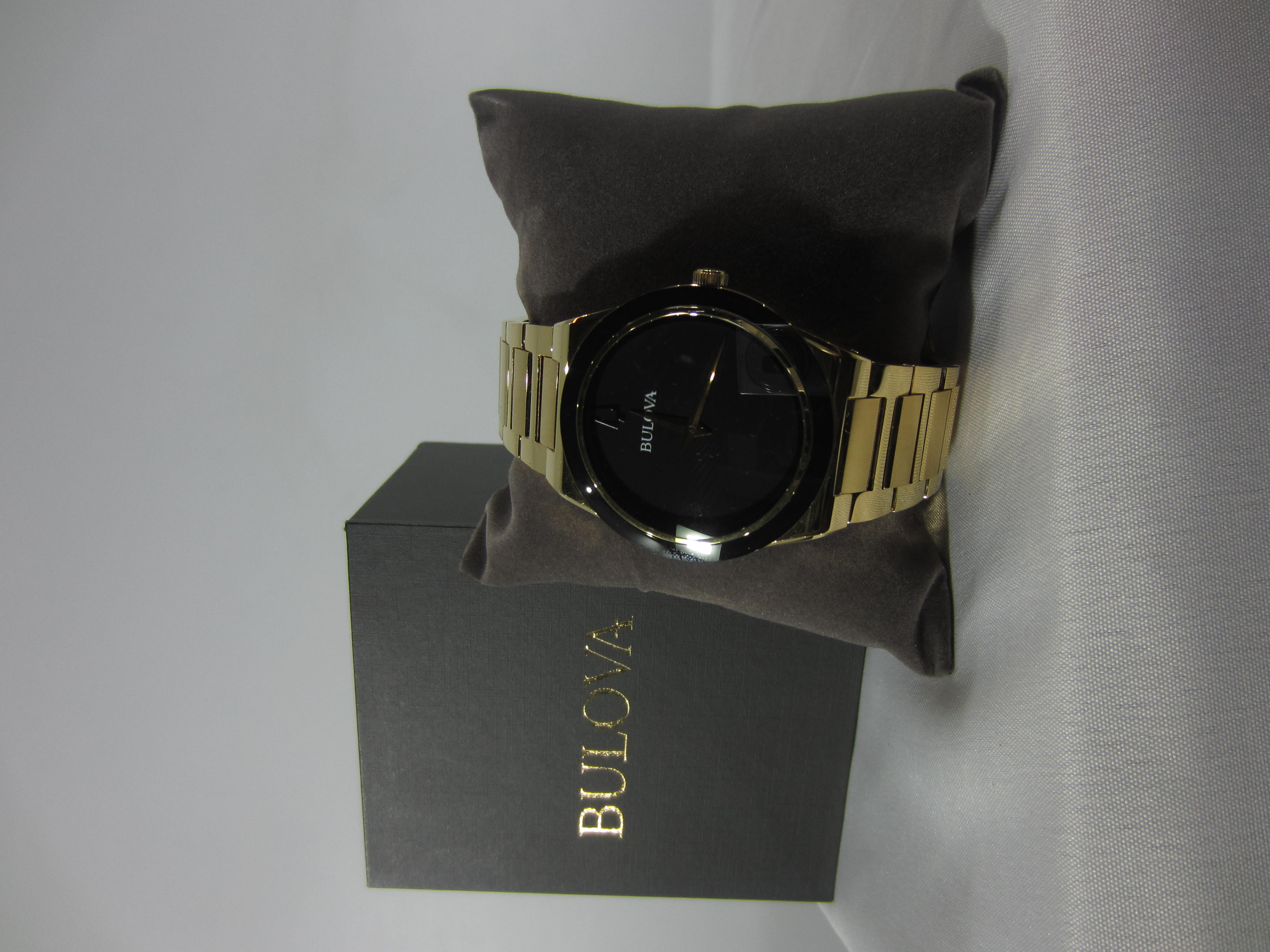 LOTE EXCLUSIVO DE RELOJES Y GAFAS DE MARCA RECONOCIDA