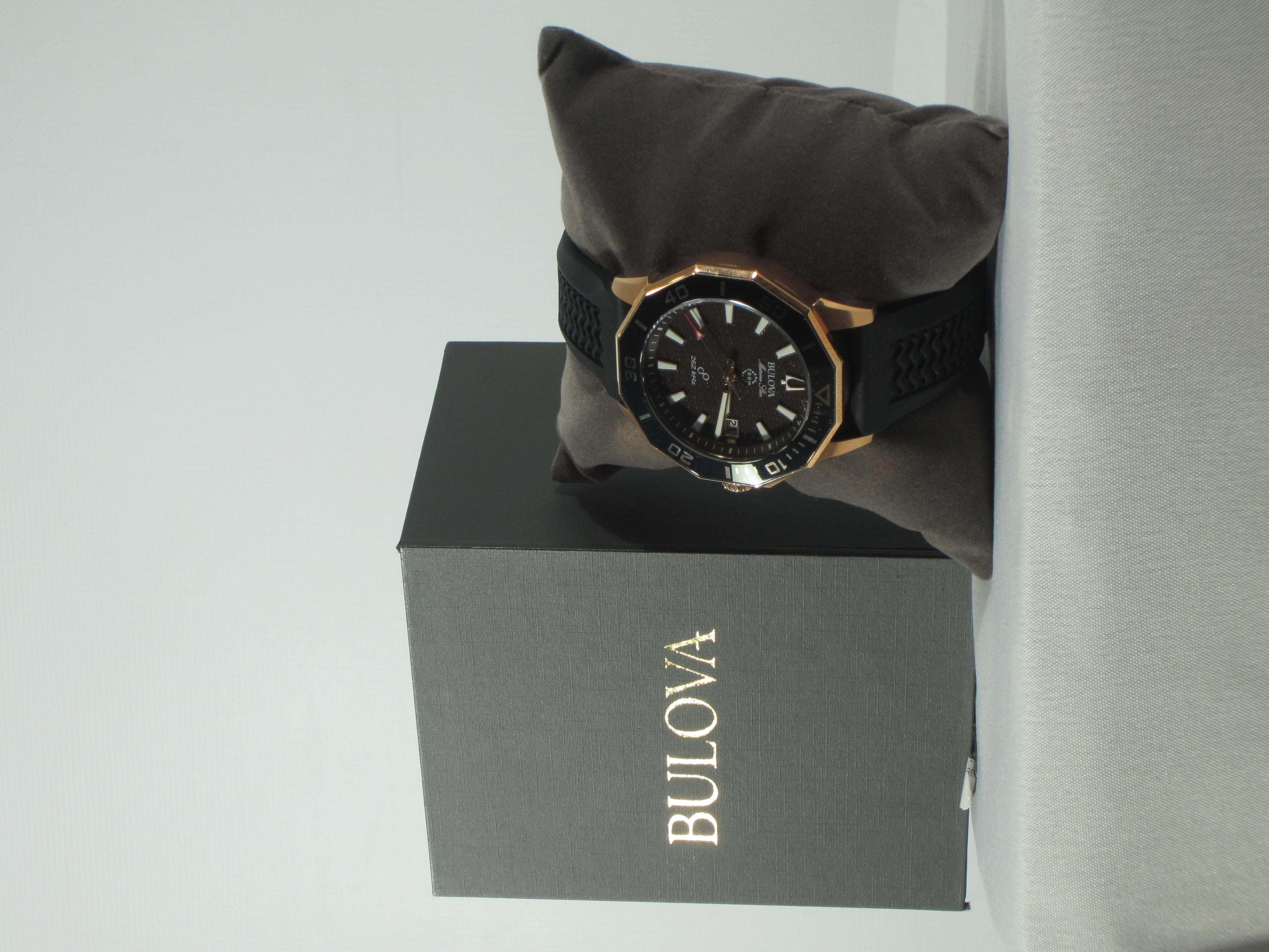 LOTE EXCLUSIVO DE RELOJES Y GAFAS DE MARCA RECONOCIDA