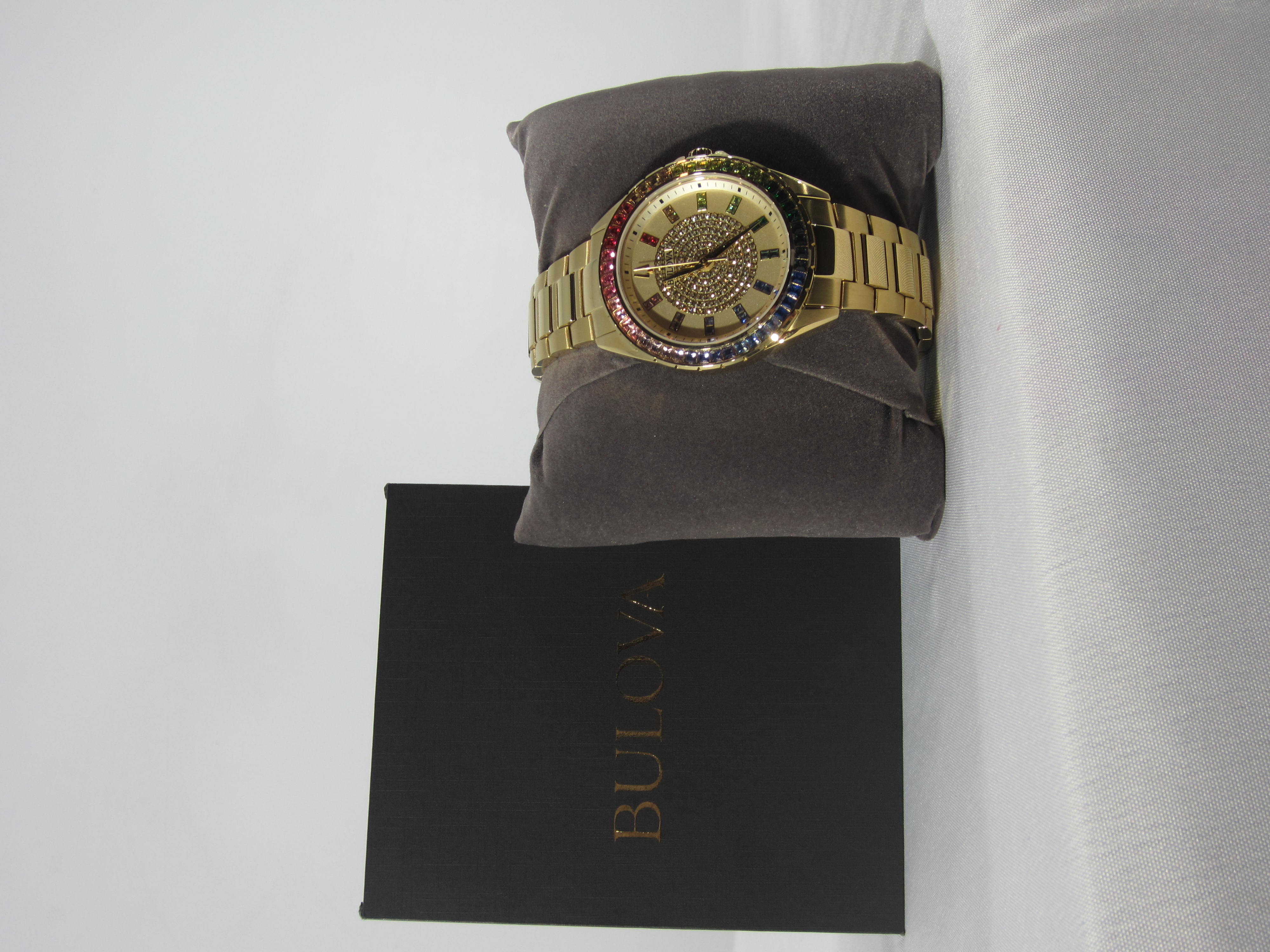 LOTE EXCLUSIVO DE RELOJES Y GAFAS DE MARCA RECONOCIDA