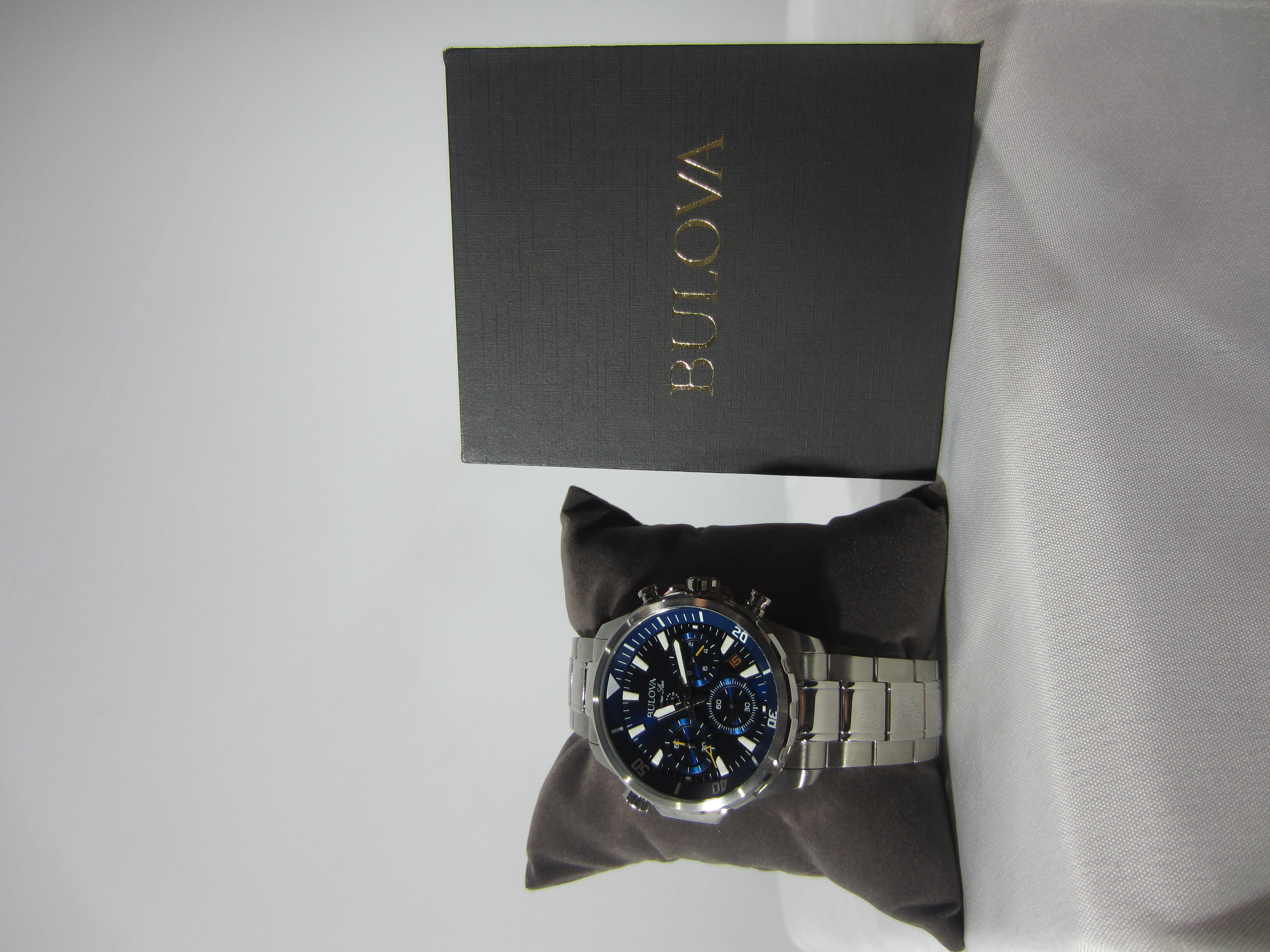 LOTE EXCLUSIVO DE RELOJES Y GAFAS DE MARCA RECONOCIDA