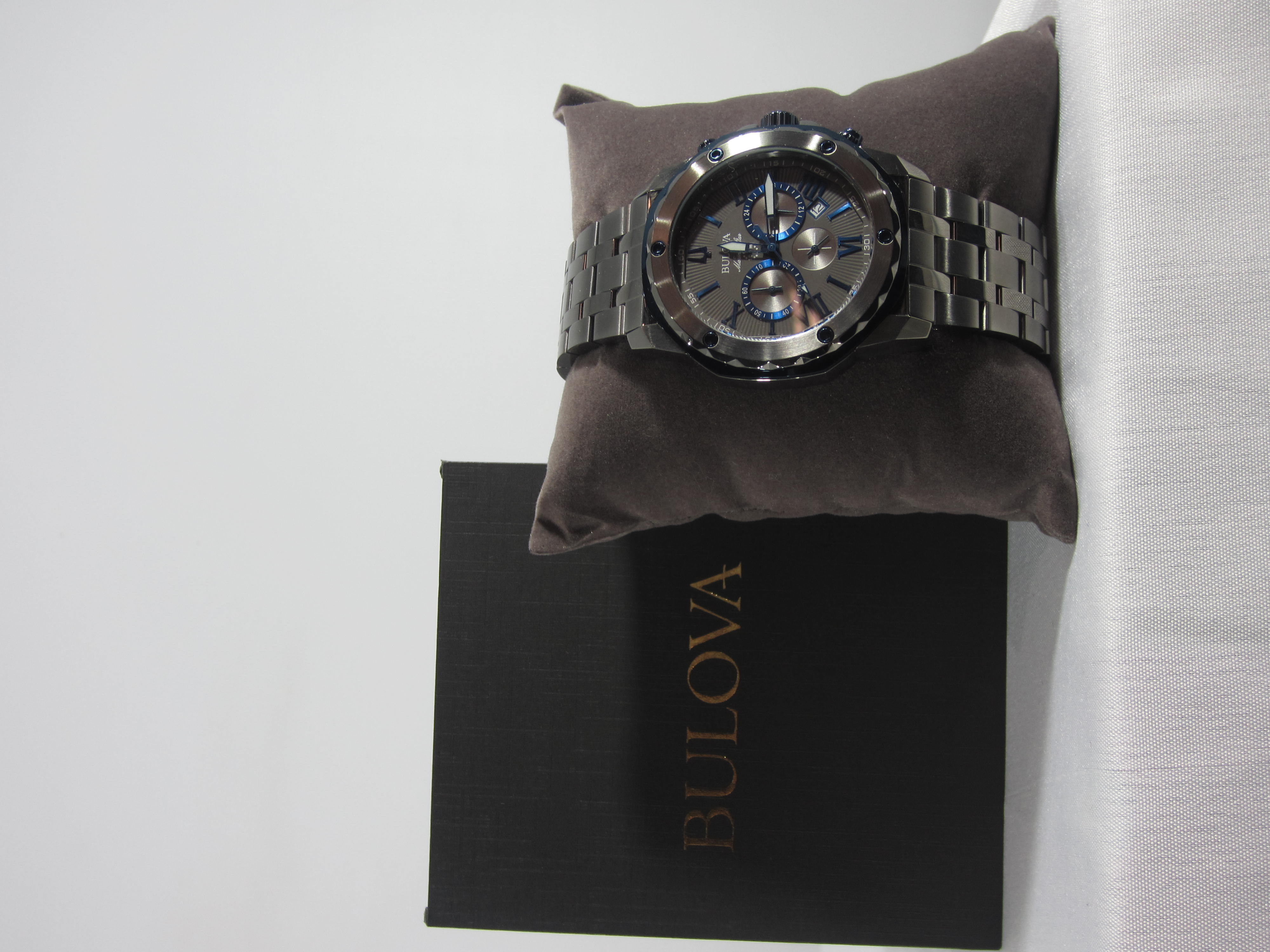 LOTE EXCLUSIVO DE RELOJES Y GAFAS DE MARCA RECONOCIDA