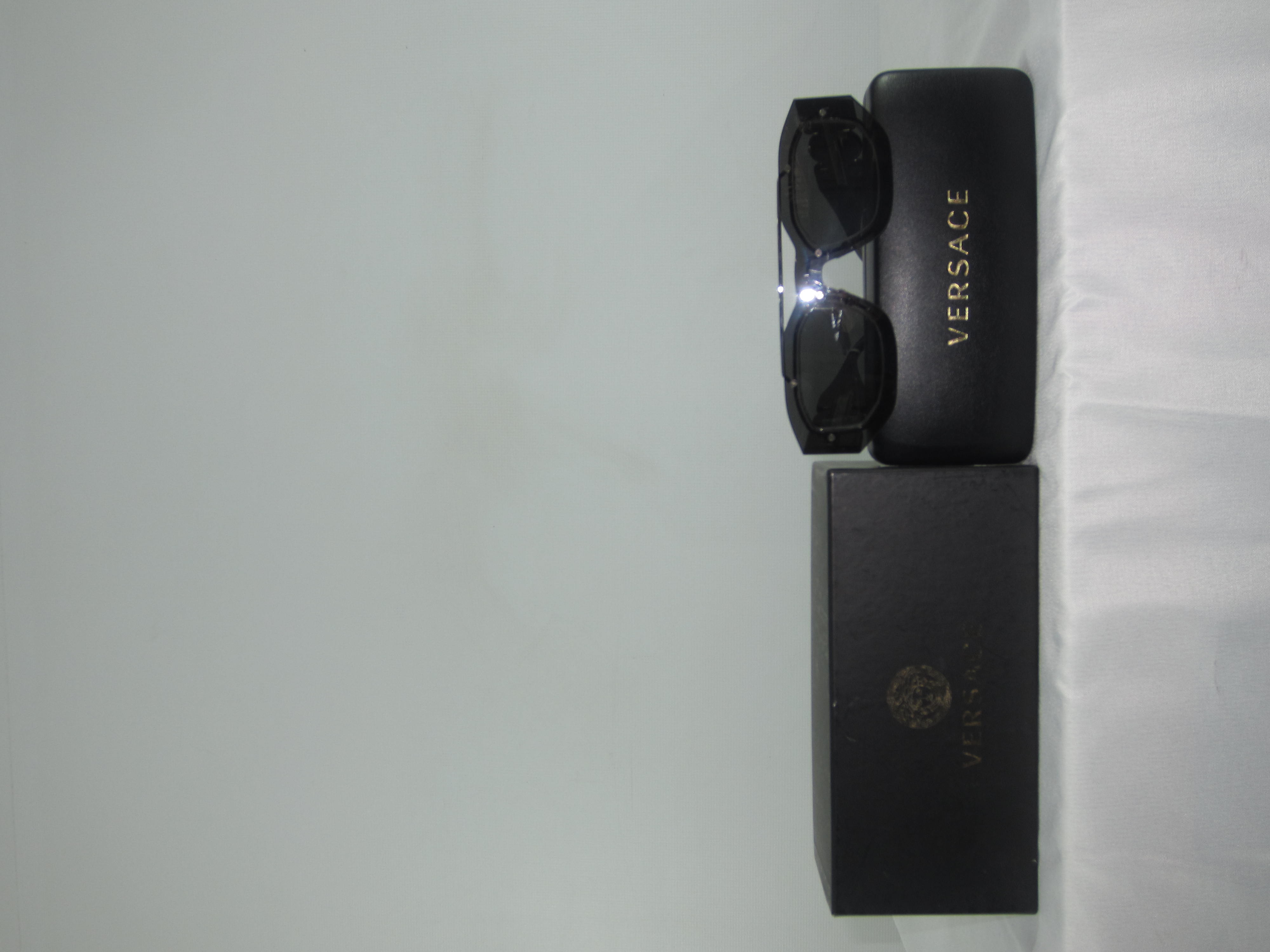 LOTE EXCLUSIVO DE RELOJES Y GAFAS DE MARCA RECONOCIDA