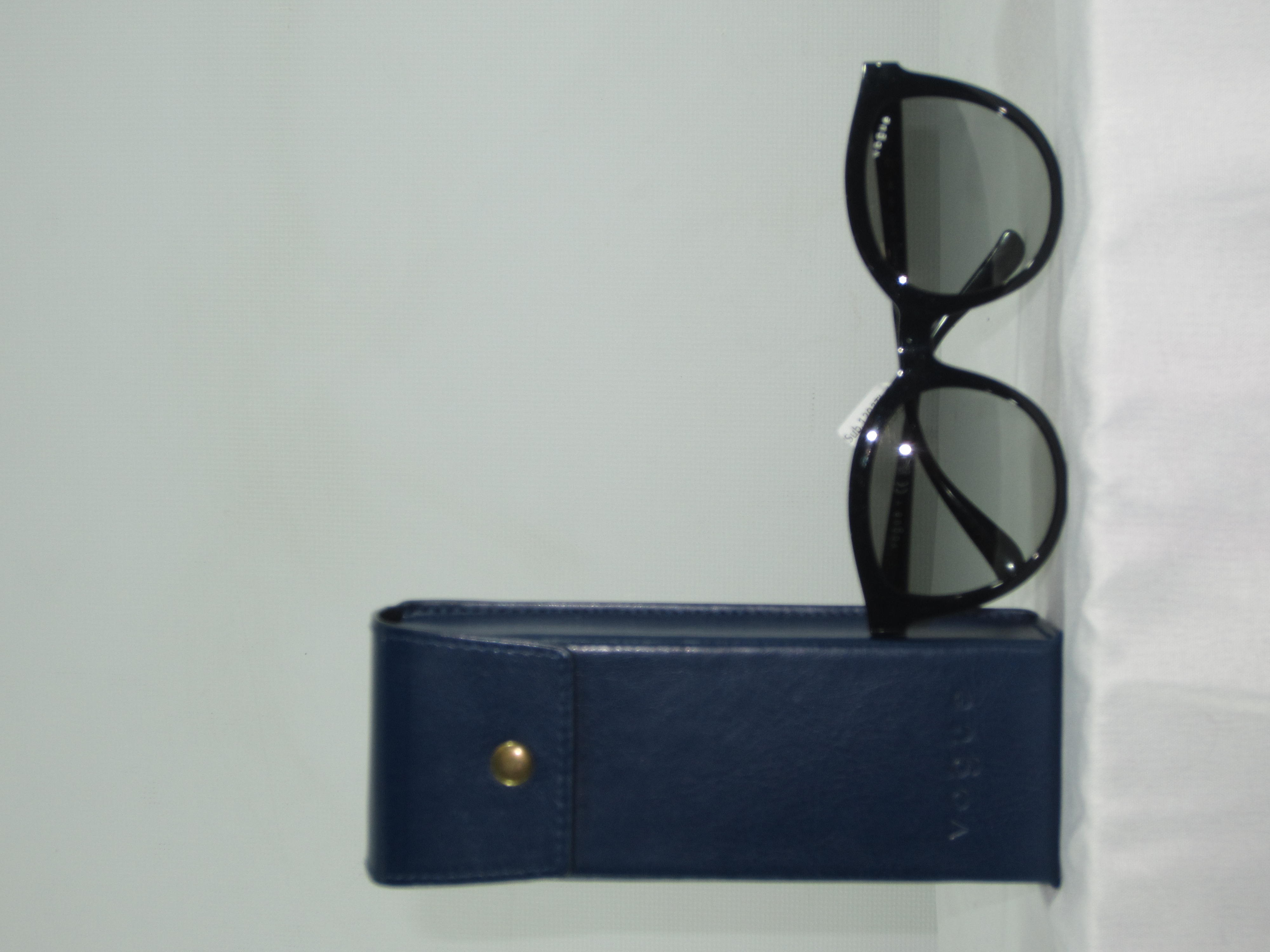 LOTE EXCLUSIVO DE RELOJES Y GAFAS DE MARCA RECONOCIDA