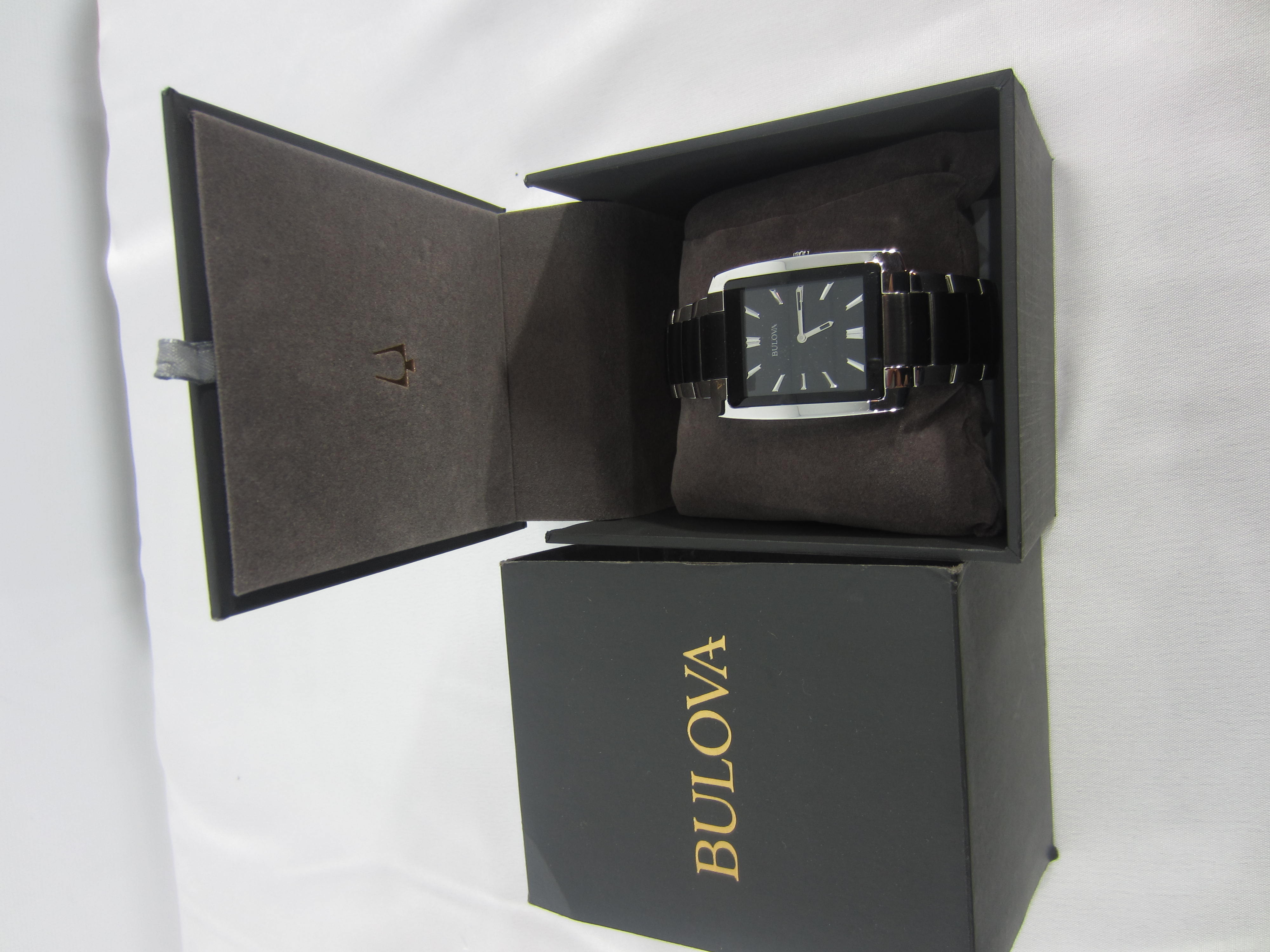 LOTE EXCLUSIVO DE RELOJES Y GAFAS DE MARCA RECONOCIDA