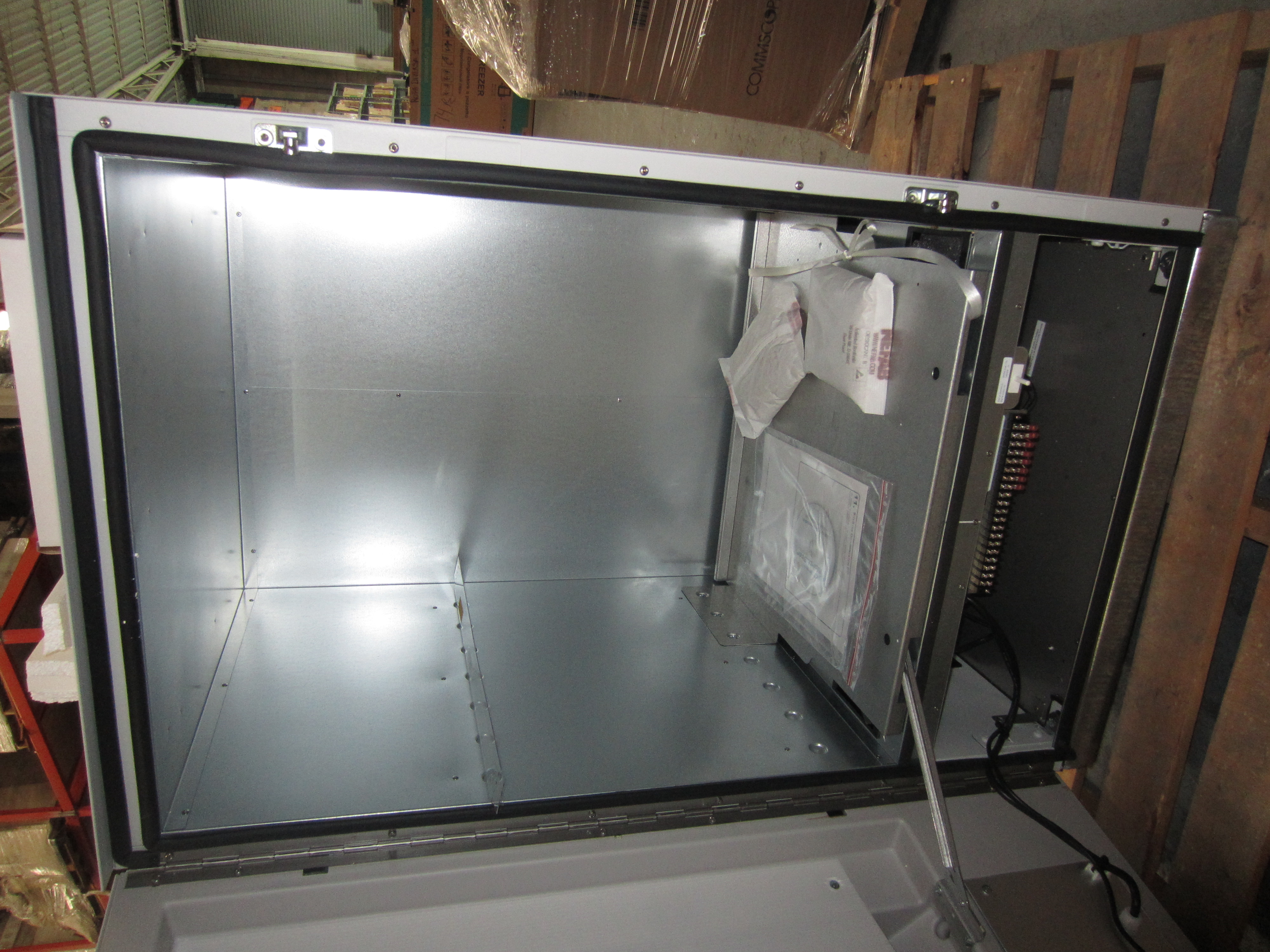 LOTE GABINETES DE TELECOMUNICACIONES TERMOSTÁTICOS CON EXHIBIDORES DE MADERA