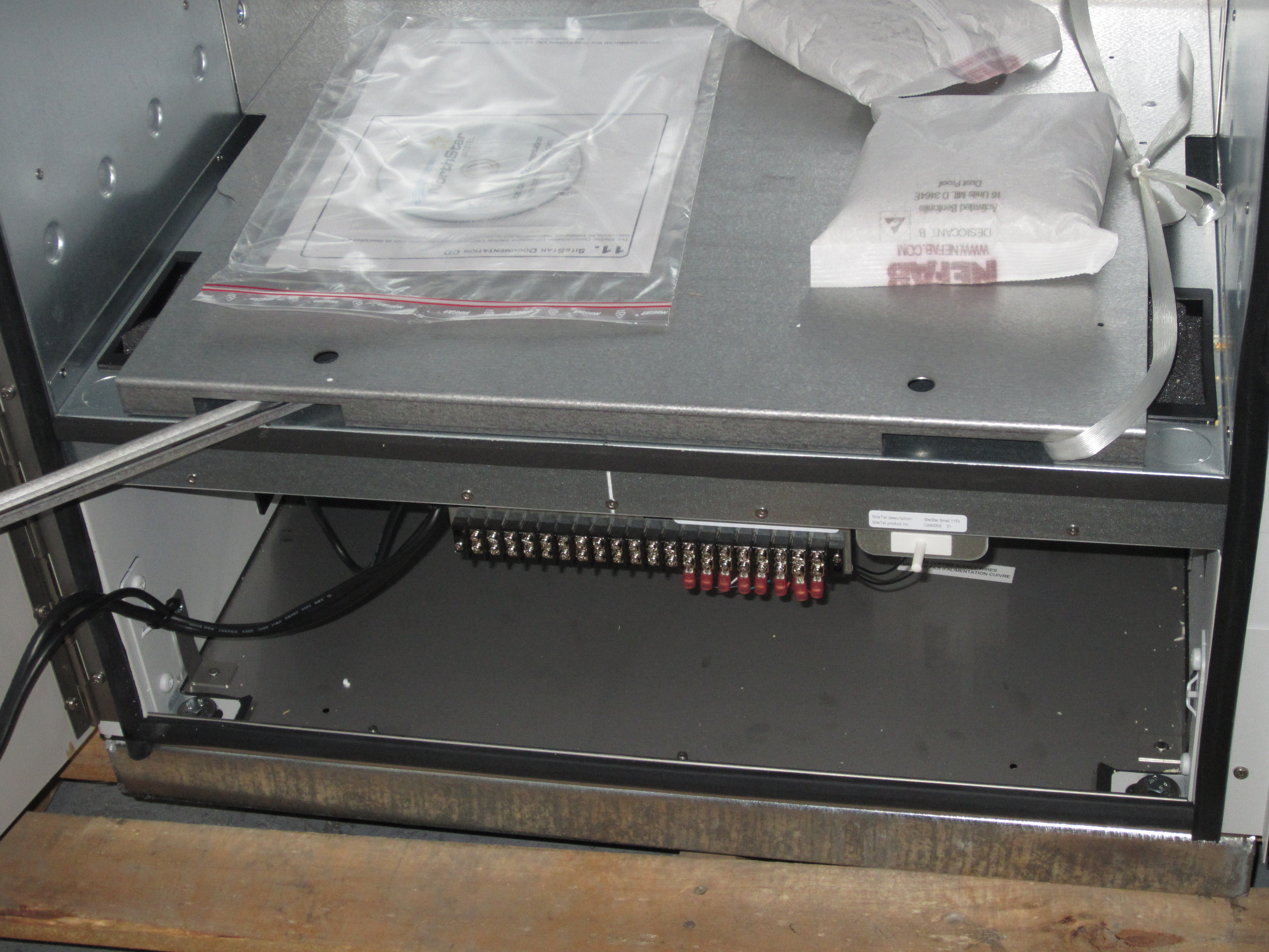 LOTE GABINETES DE TELECOMUNICACIONES TERMOSTÁTICOS CON EXHIBIDORES DE MADERA