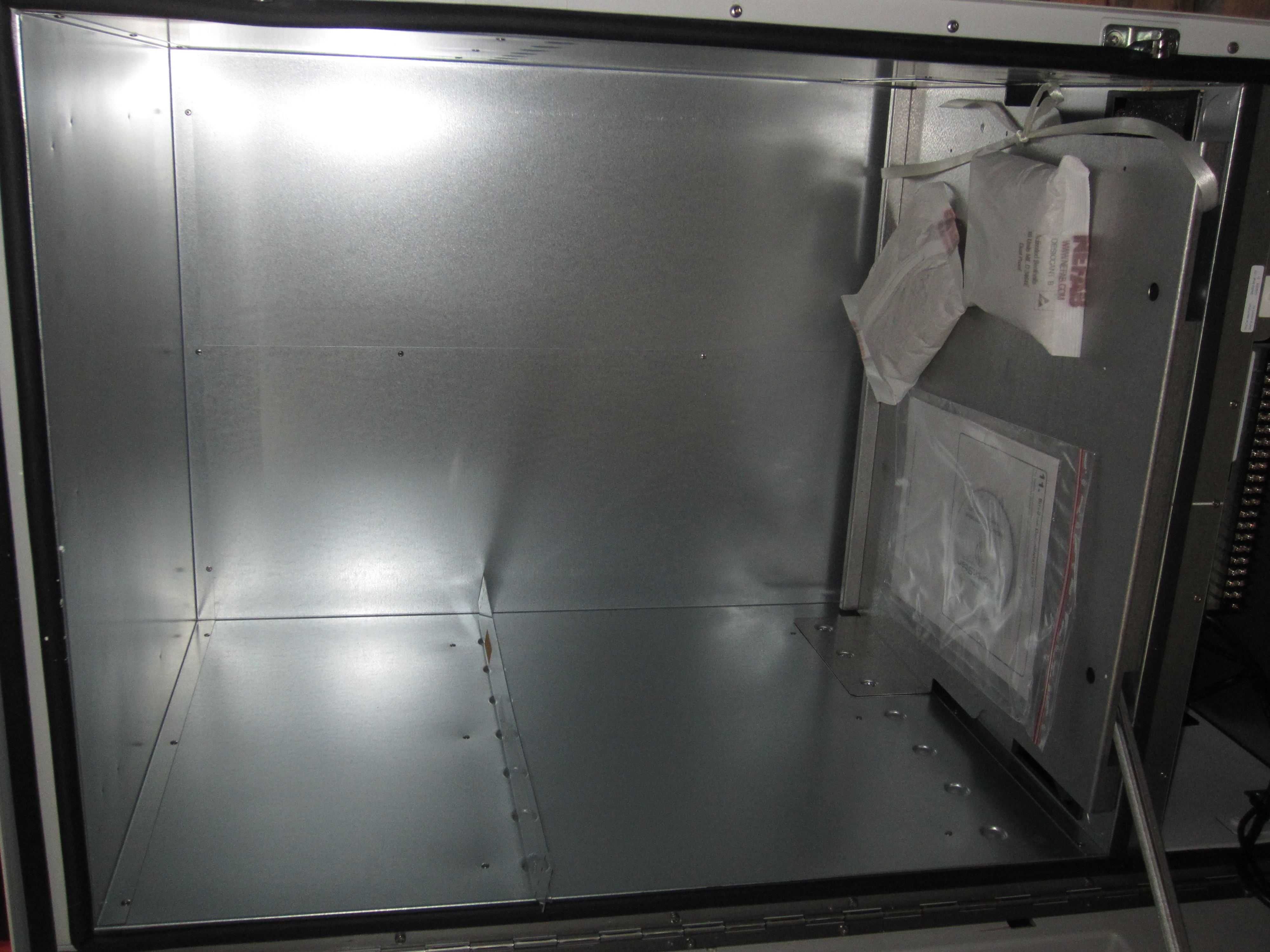 LOTE GABINETES DE TELECOMUNICACIONES TERMOSTÁTICOS CON EXHIBIDORES DE MADERA