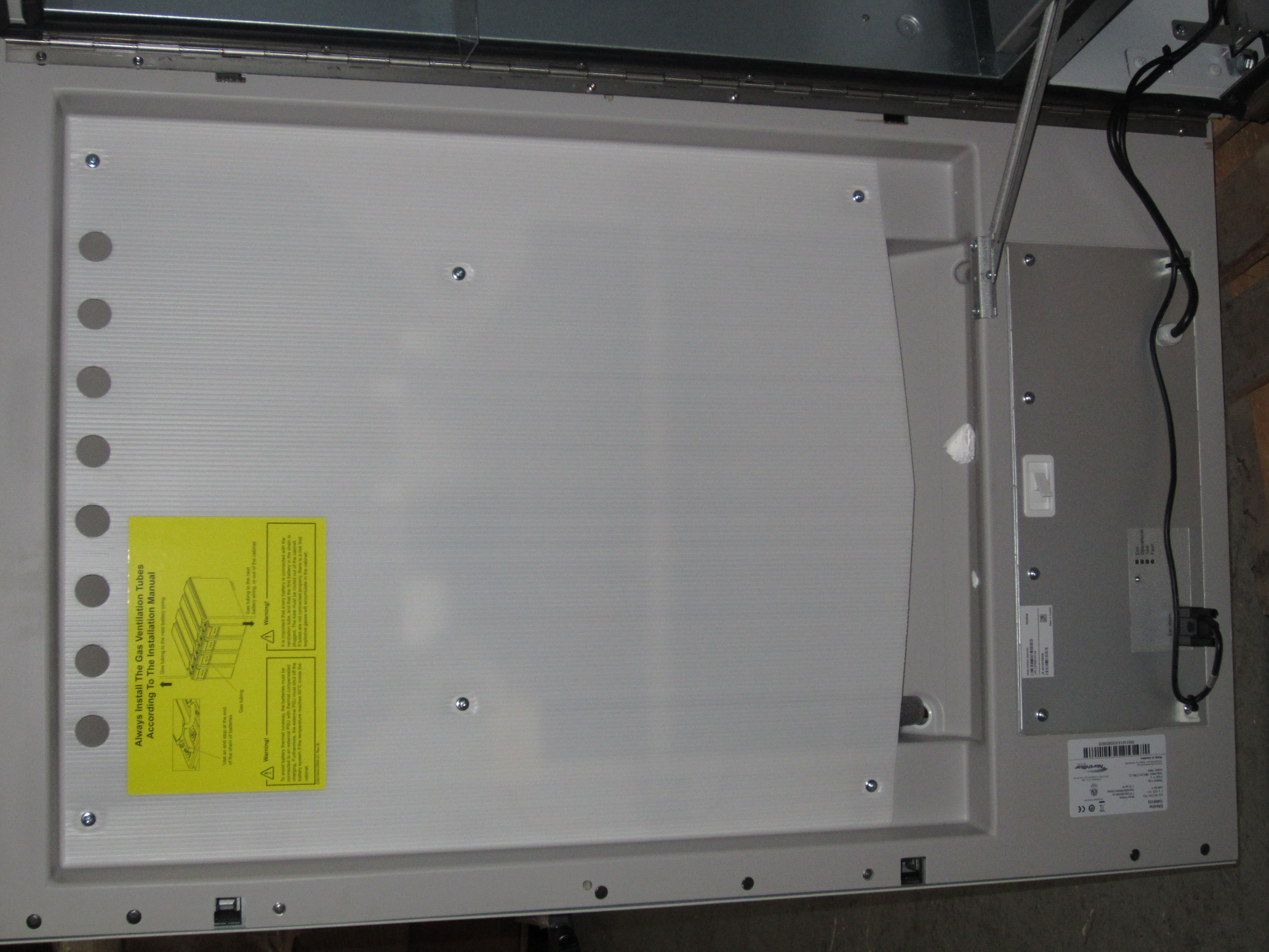 LOTE GABINETES DE TELECOMUNICACIONES TERMOSTÁTICOS CON EXHIBIDORES DE MADERA