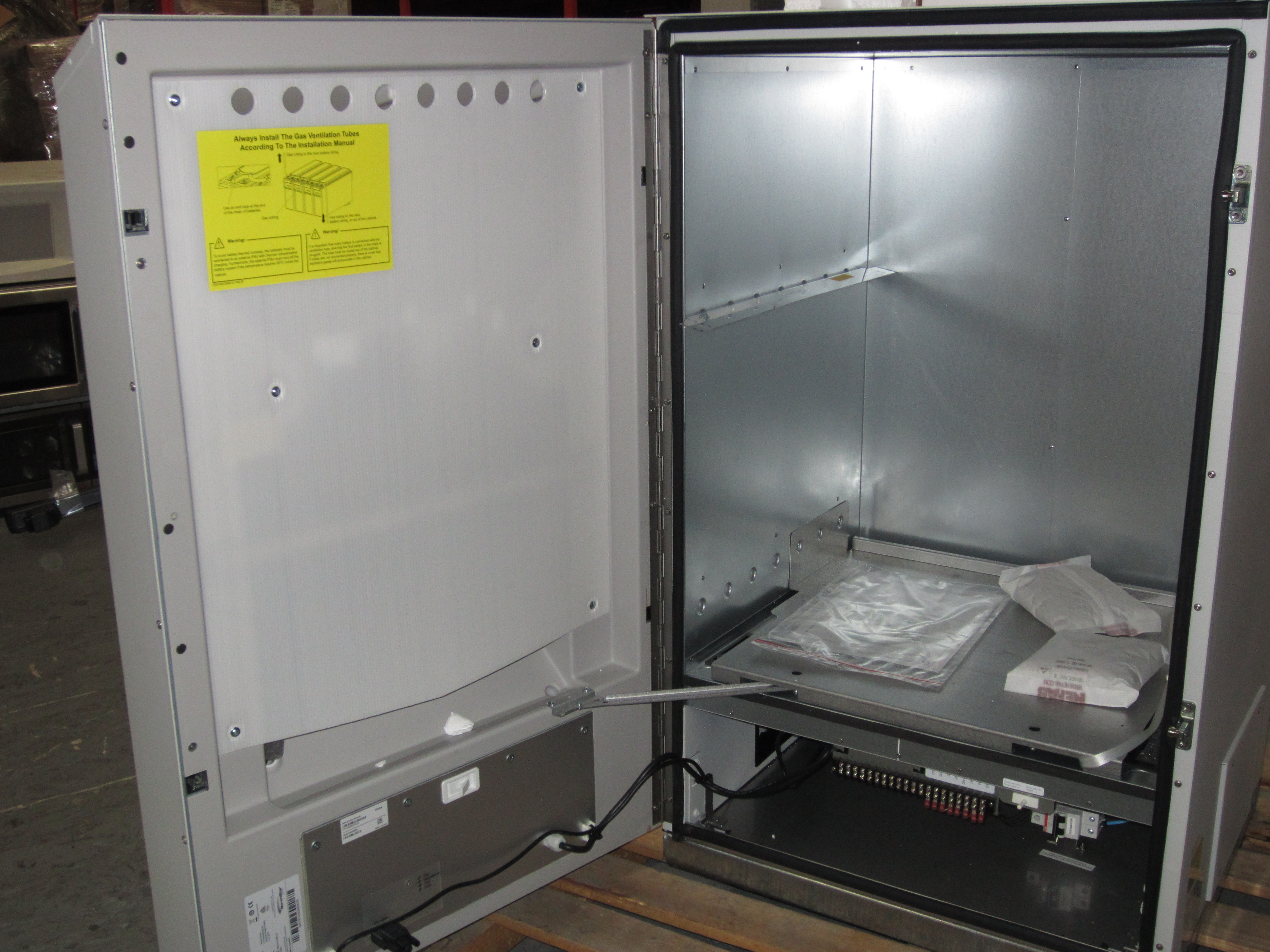 LOTE GABINETES DE TELECOMUNICACIONES TERMOSTÁTICOS CON EXHIBIDORES DE MADERA