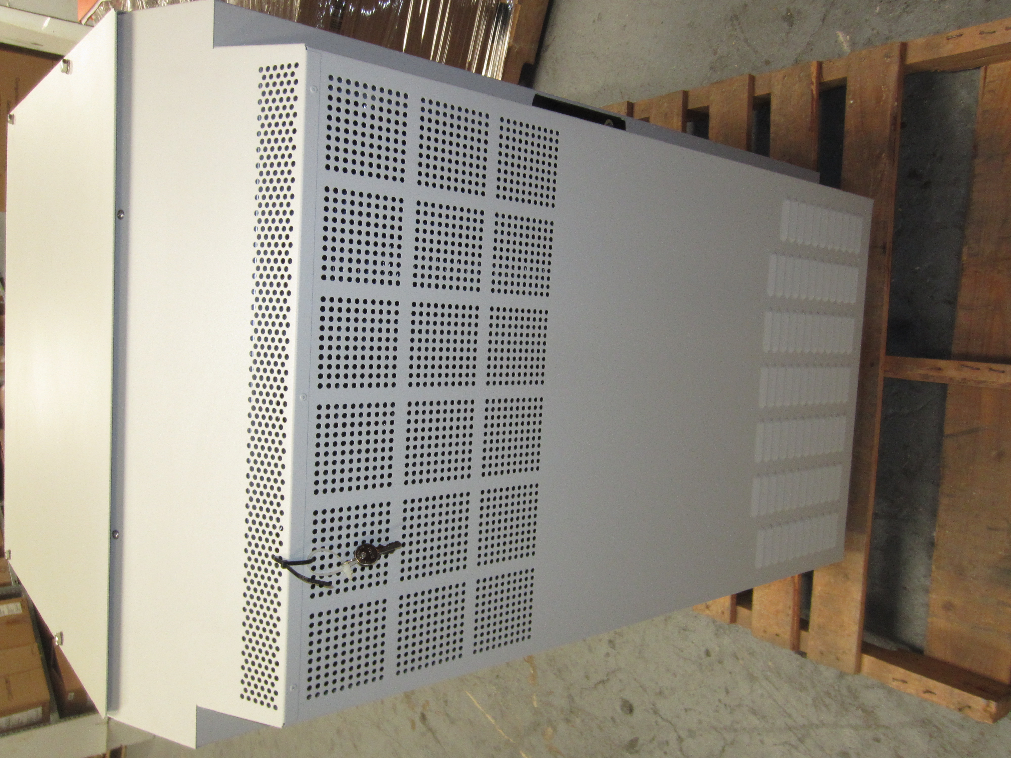 LOTE GABINETES DE TELECOMUNICACIONES TERMOSTÁTICOS CON EXHIBIDORES DE MADERA