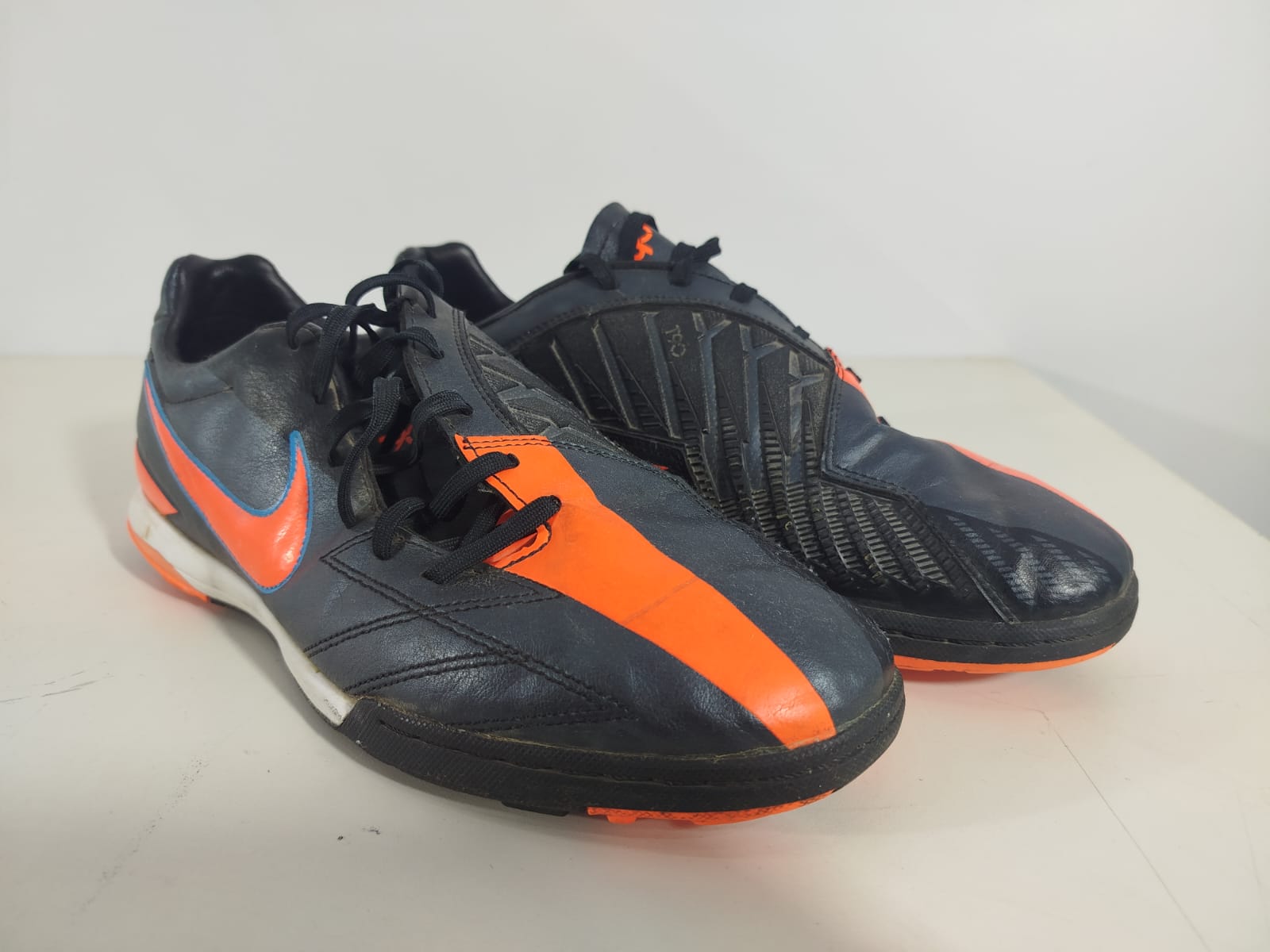 LOTE MIXTO DE ACCESORIOS: GORRAS, GORROS, SOMBREROS, BOINAS, TENIS Y PLAYERAS DEPORTIVAS